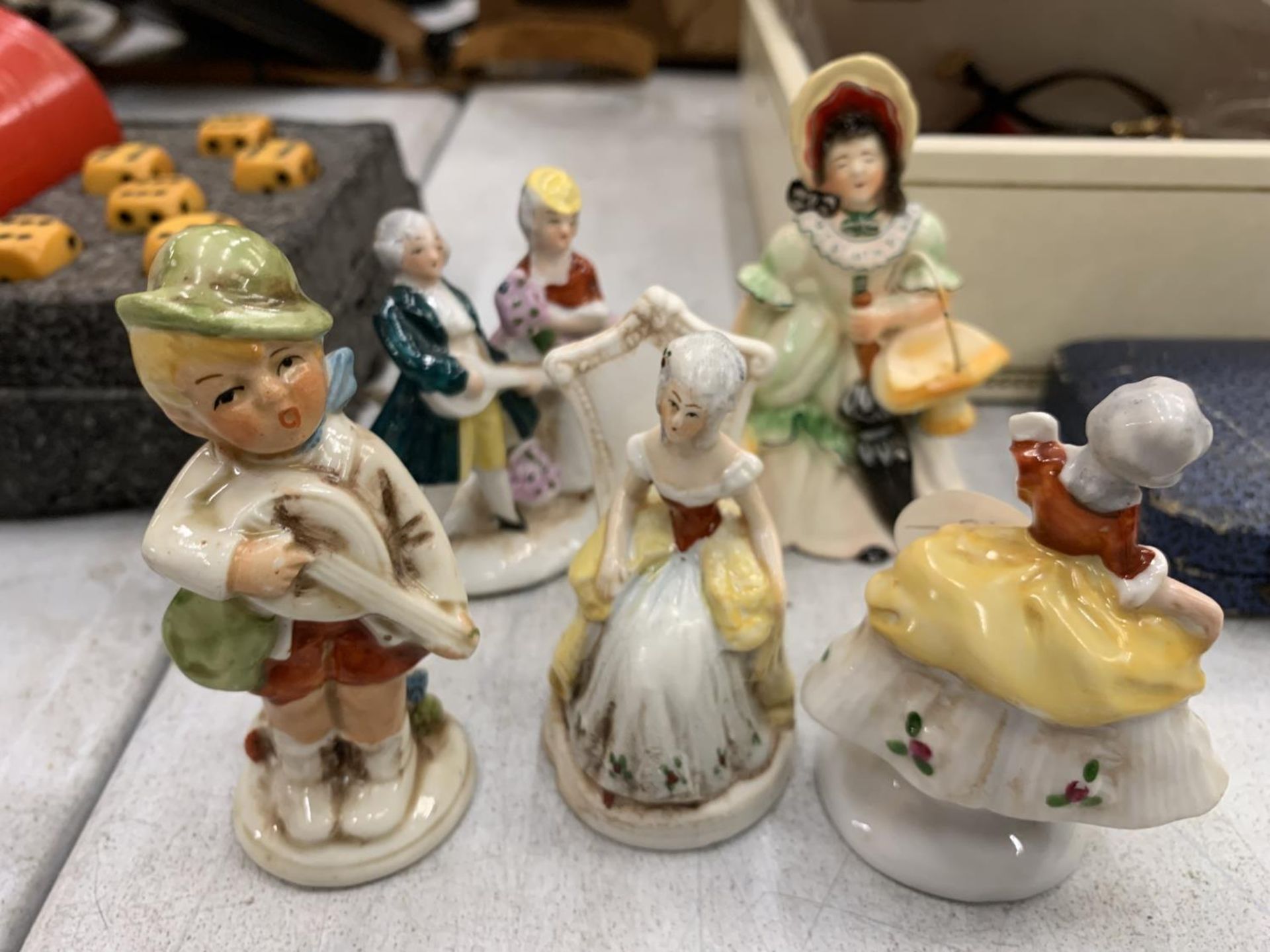 A COLLECTION OF MINIATURE CERAMIC FIGURES - Image 3 of 4