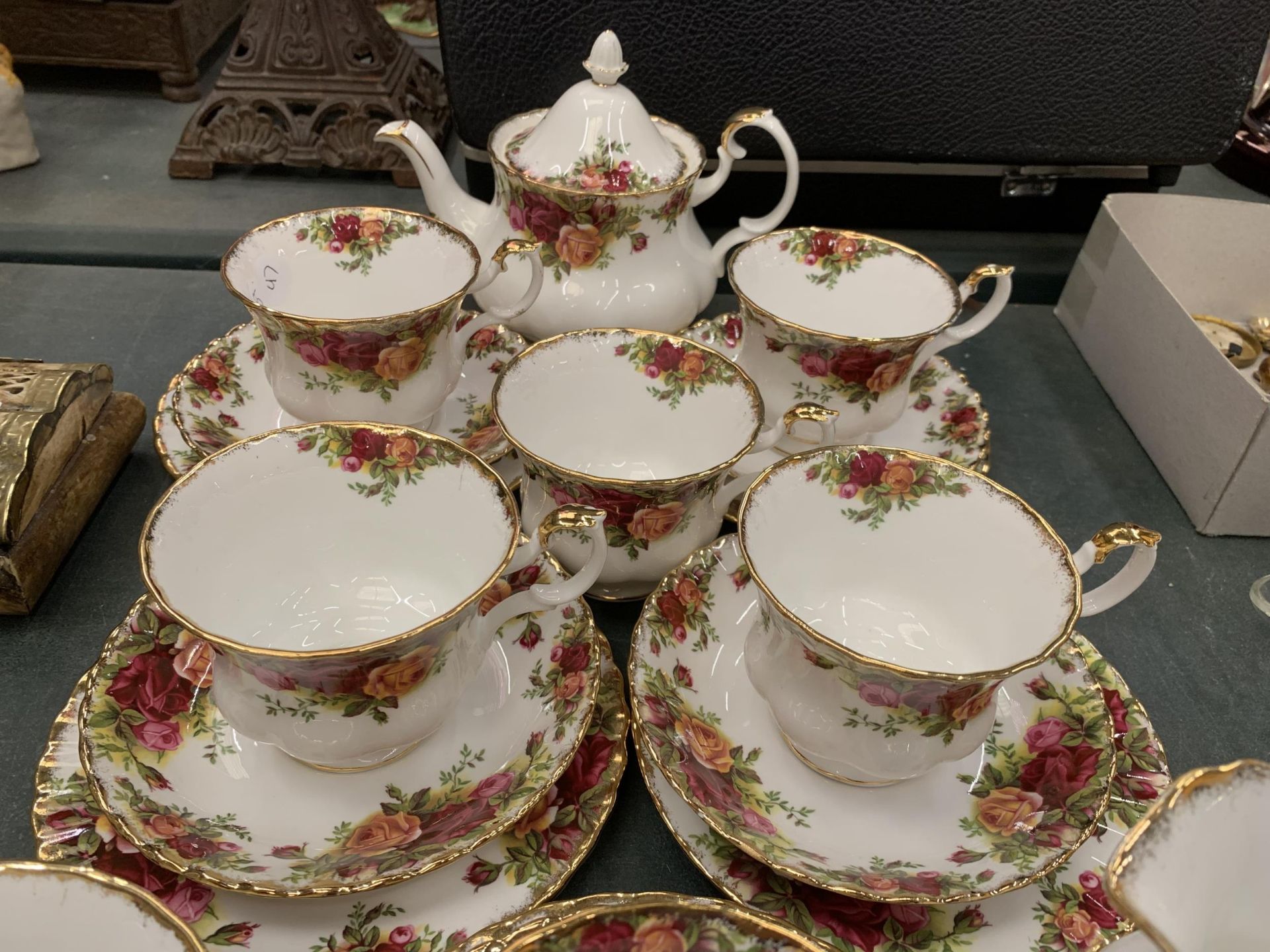 A ROYAL ALBERT OLD COUNTRY ROSES PART TEA SET AND FURTHER ITEMS, TWENTY FIVE PIECES IN TOTAL - Image 5 of 5