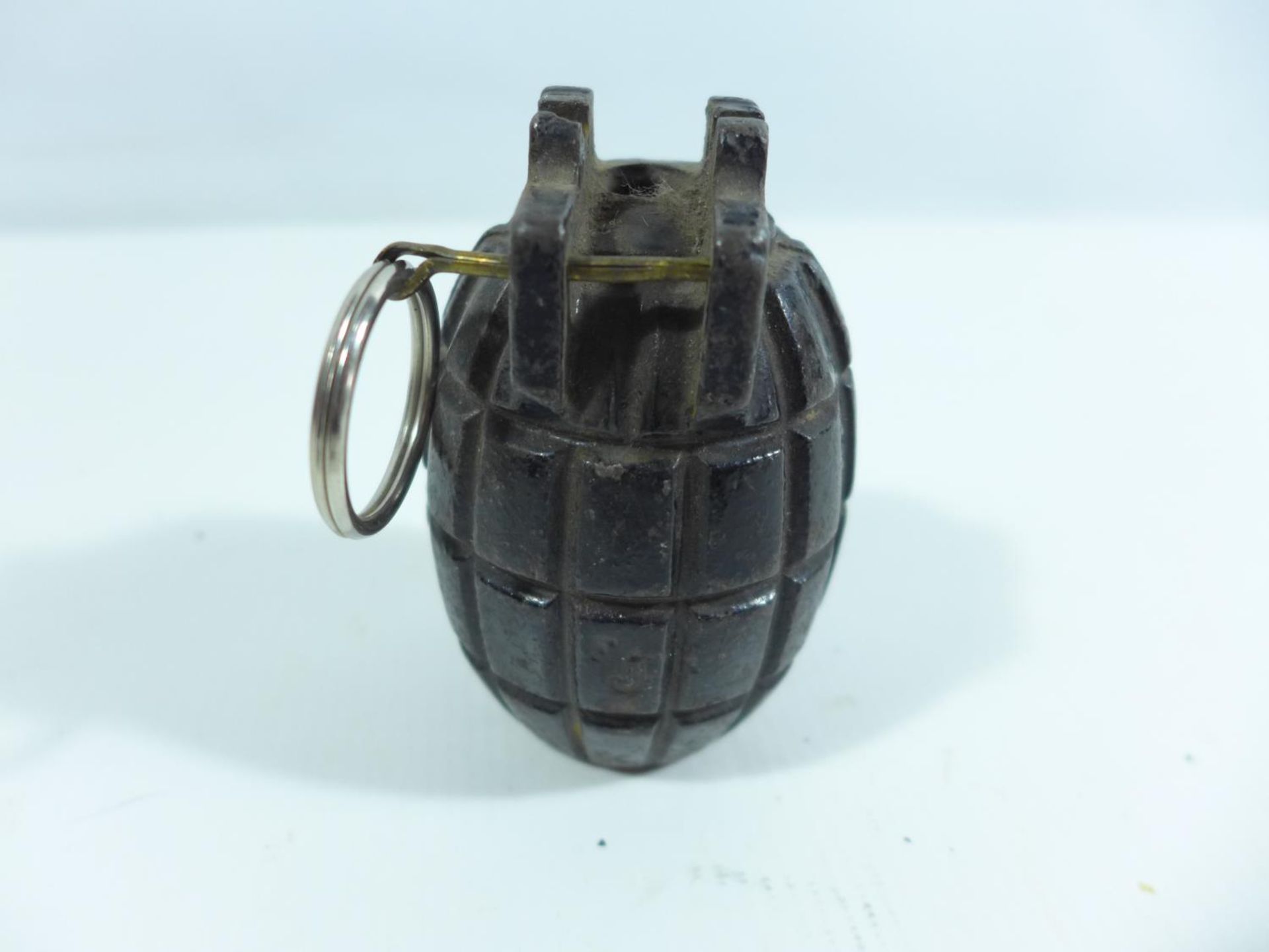 A WORLD WAR II PERIOD GRENADE MADE INTO A MONEY BOX, HEIGHT 9.5CM - Bild 2 aus 5