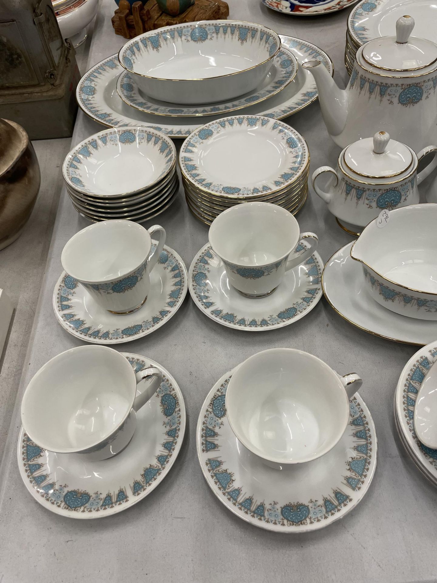 A NORITAKE JAPANESE 'BLUETIDE' PATTERN TEA / DINNER SERVICE - Image 3 of 5