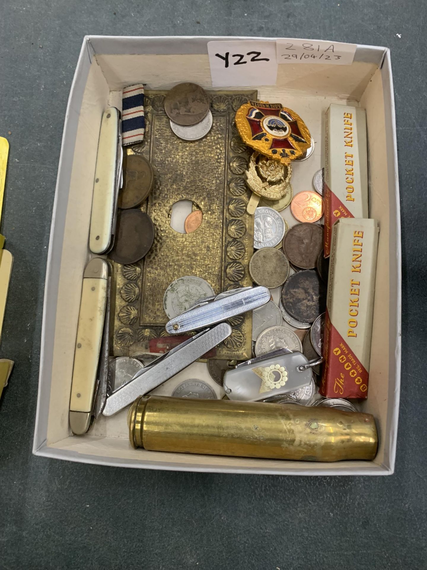 A MIXED GROUP OF VINTAGE ITEMS - PENKNIVES, COINS, BADGES ETC