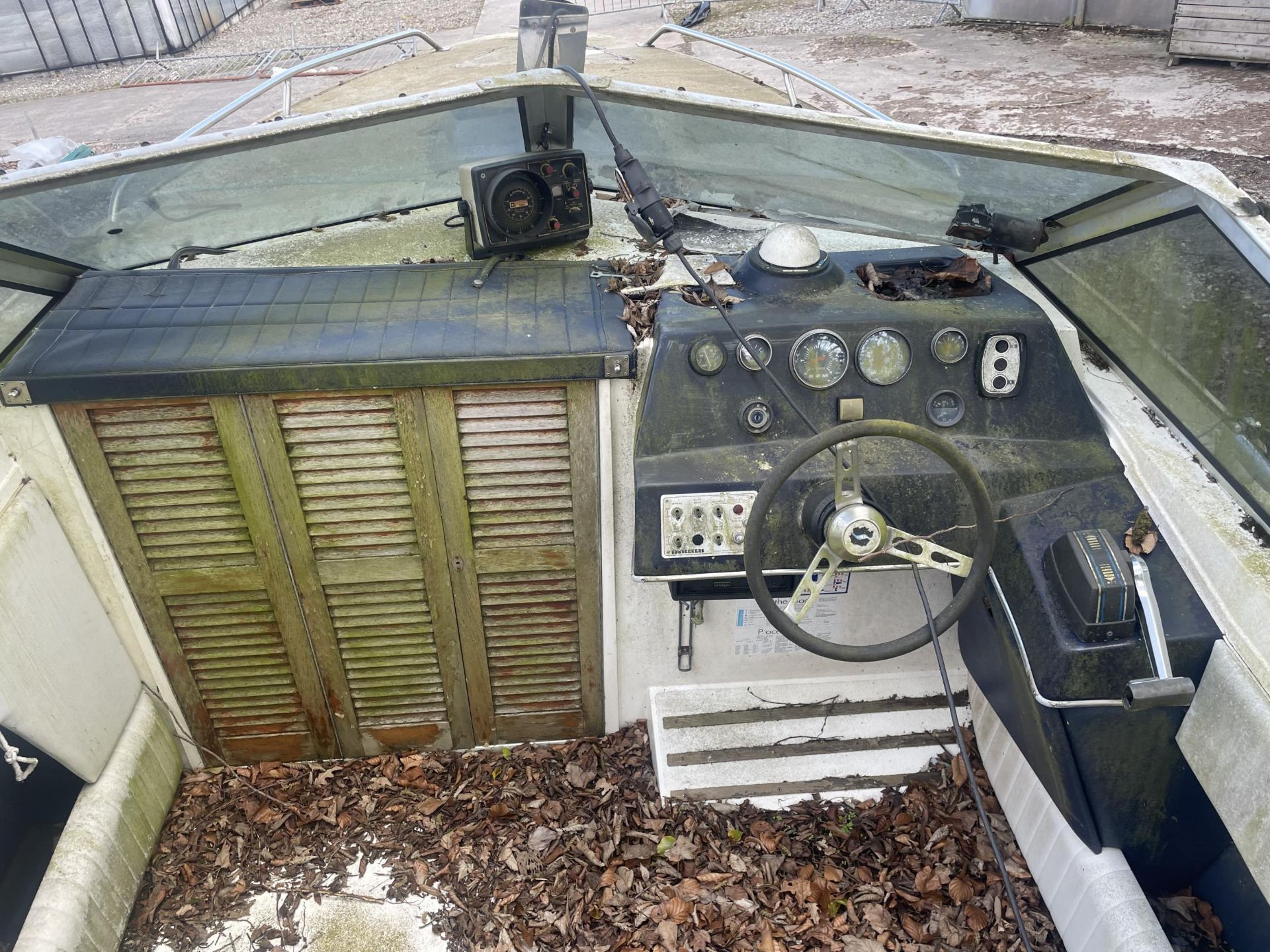 A SUNSEEKER PORTOFINO XPS21 MOTOR BOAT - A RESTORATION PROJECT, THE BOAT INCLUDES ITS MERCRUISER 3 - Image 14 of 32