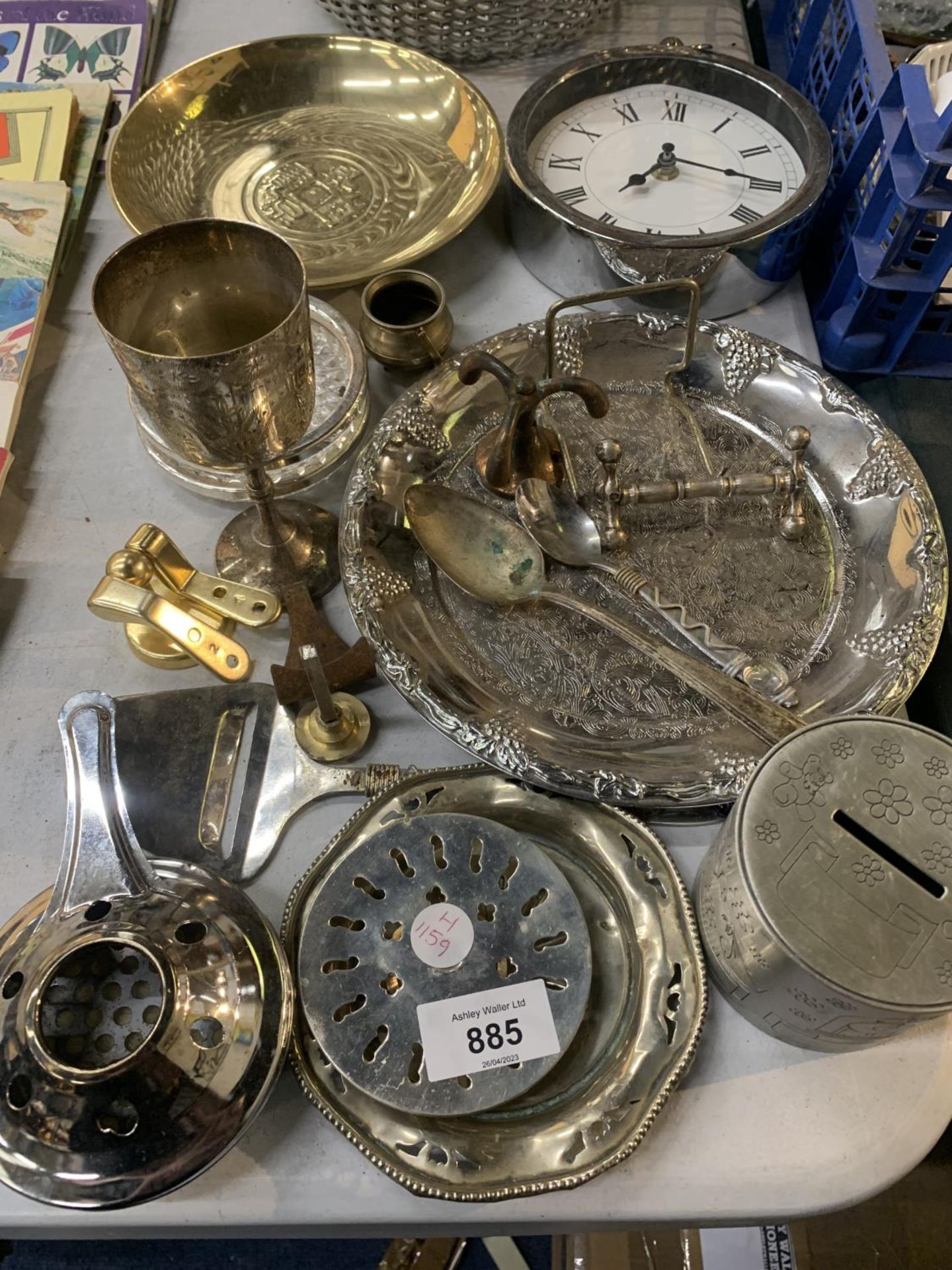 A QUANTITY OF SILVER PLATED ITEMS TO INCLUDE PLATES, A WALL CLOCK, A GOBLET, MONEY BOX, BASKET, ETC - Image 2 of 3