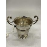 A GEORGE VI SILVER TWIN HANDLED SMALL TROPHY CUP WITH ENGRAVING, HALLMARKS FOR LONDON 1947, WEIGHT