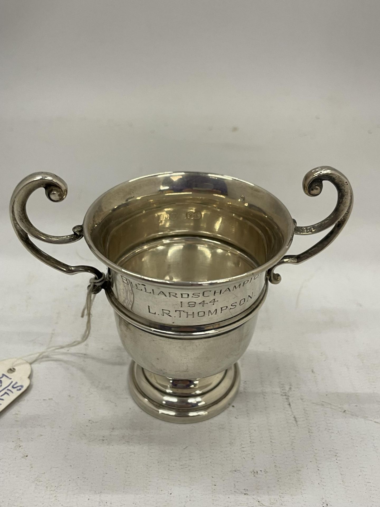 A GEORGE VI SILVER TWIN HANDLED SMALL TROPHY CUP WITH ENGRAVING, HALLMARKS FOR LONDON 1947, WEIGHT