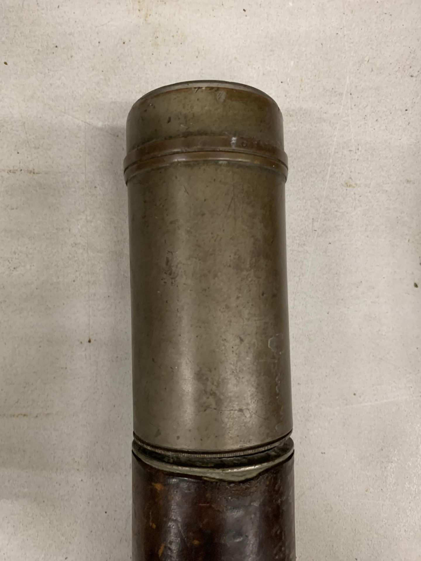 A VINTAGE LEATHER BOUND TELESCOPE - Image 3 of 3