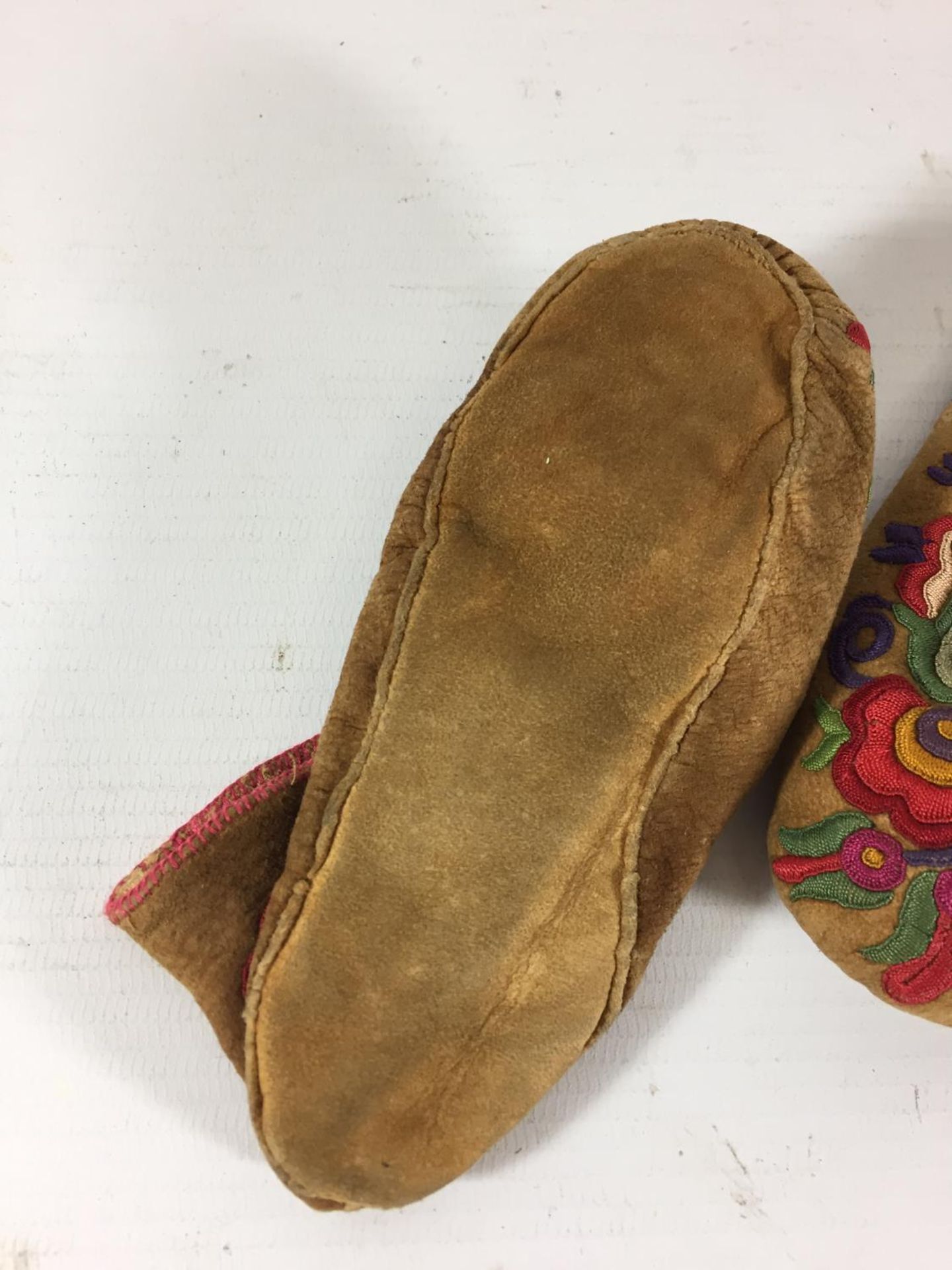 A PAIR OF EARLY TO MID 20TH CENTURY CANADIAN BABIES MOCCASINS, WITHHAND EMBROIDERED FLORAL - Image 4 of 4