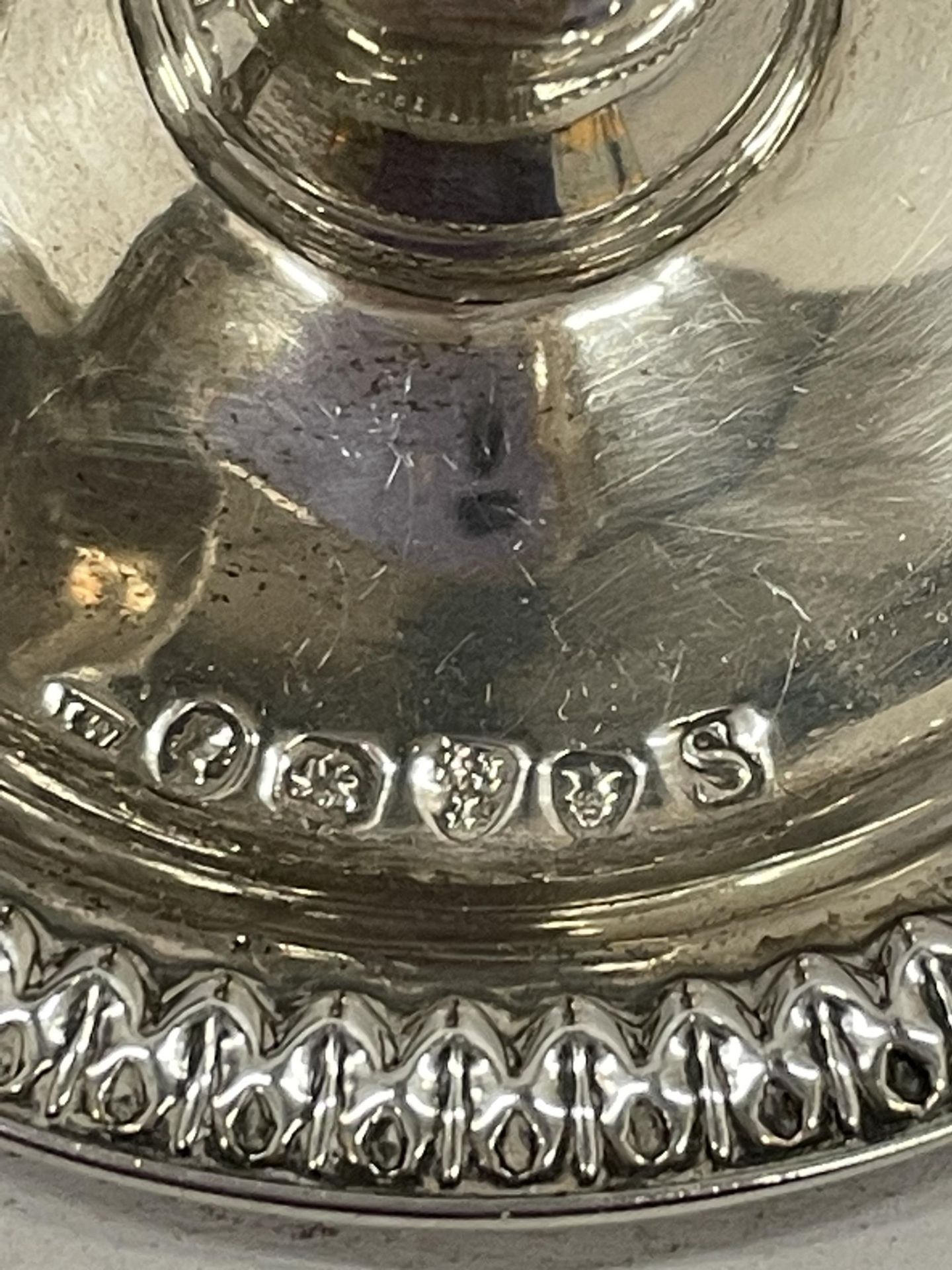 A GEORGE III SILVER CHAMBER STICK WITH CANDLE DETACHABLE SCONCE AND CANDLE SNUFFER, HALLMARKS - Image 3 of 3