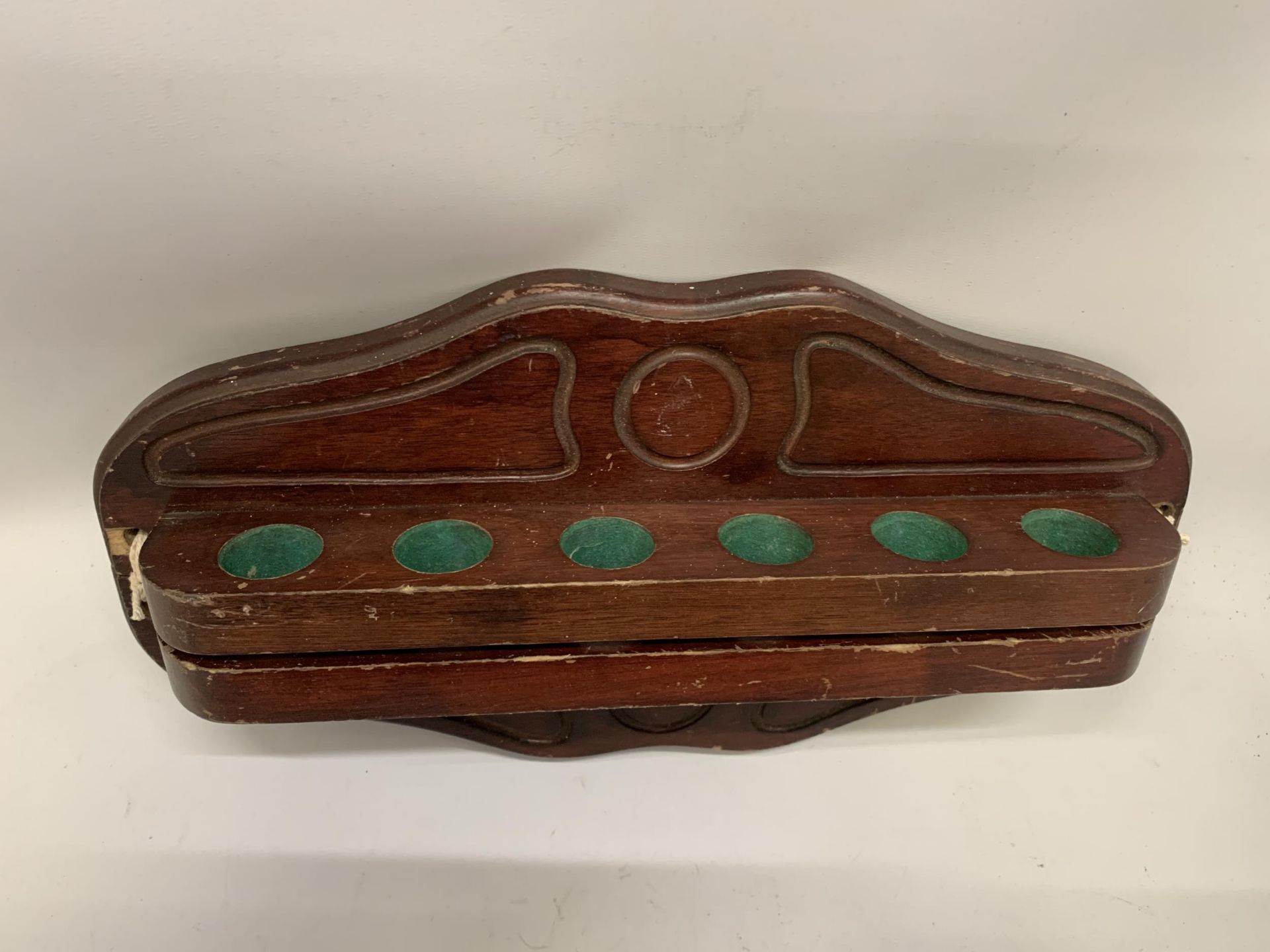 A WOODEN WALL POOL / SNOOKER CUE STAND - Image 2 of 2