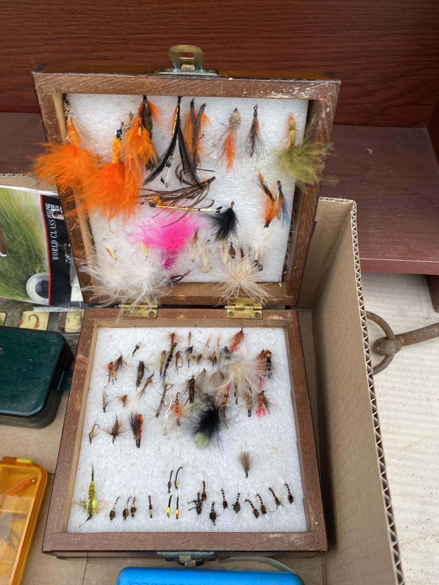 A LARGE SELECTION OF VARIOUS FISHING FLIES - Image 2 of 8