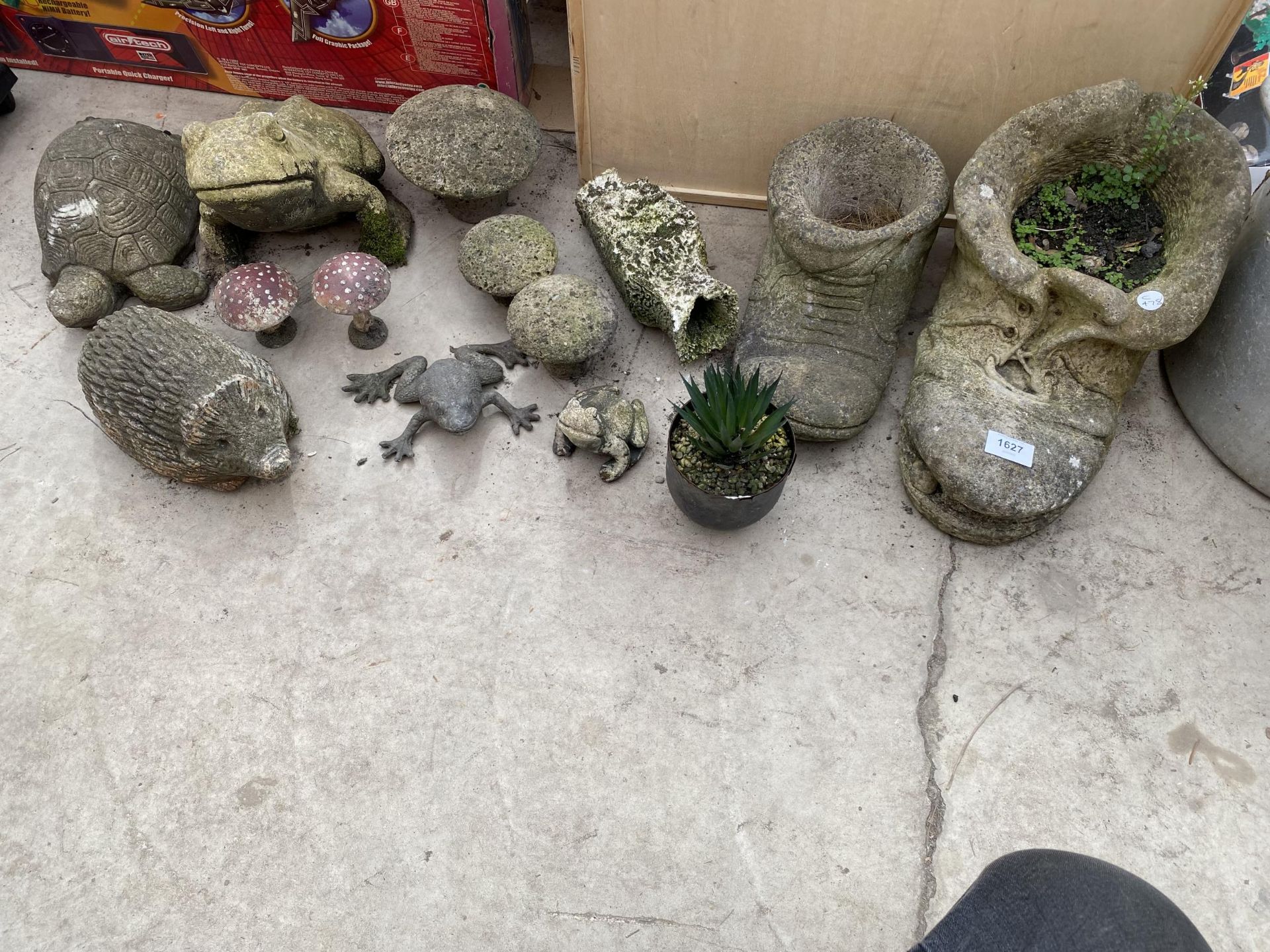 AN ASSORTMENT OF RECONSTITUTED STONE GARDEN FIGURES TO INCLUDE BOOTS, FROGS AND A TURTLE ETC