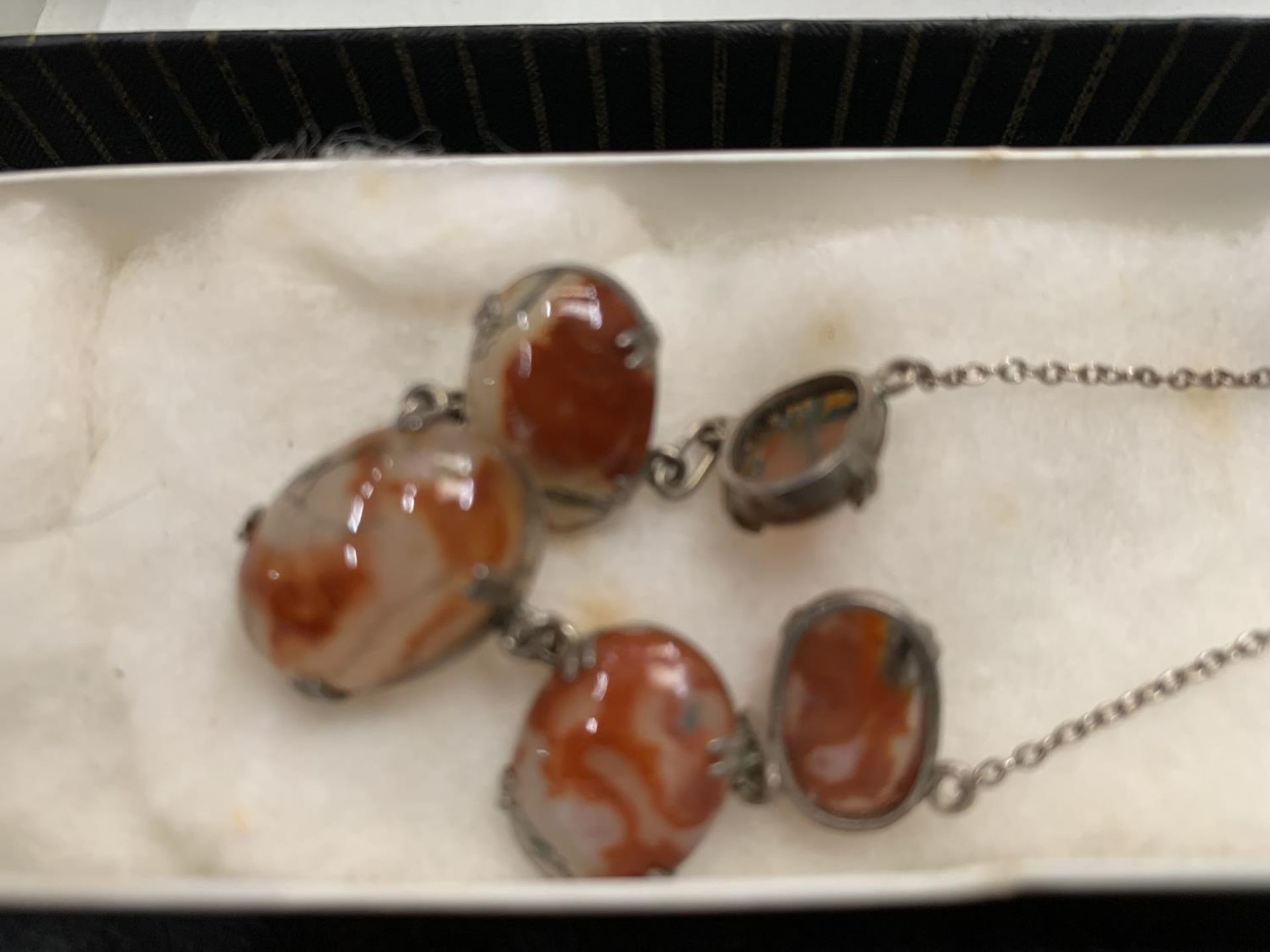 A BOXED AGATE PENDANT ON A CHAIN - Image 3 of 3