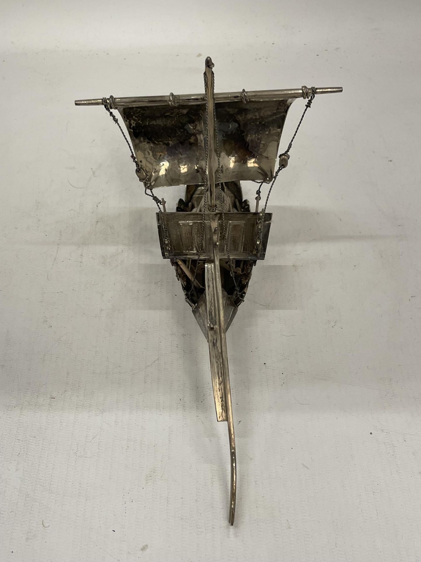 A VINTAGE MIDDLE EASTERN, POSSIBLY SILVER, CARGO BOAT MODEL, LENGTH 22CM, WEIGHT 353G - Image 3 of 4