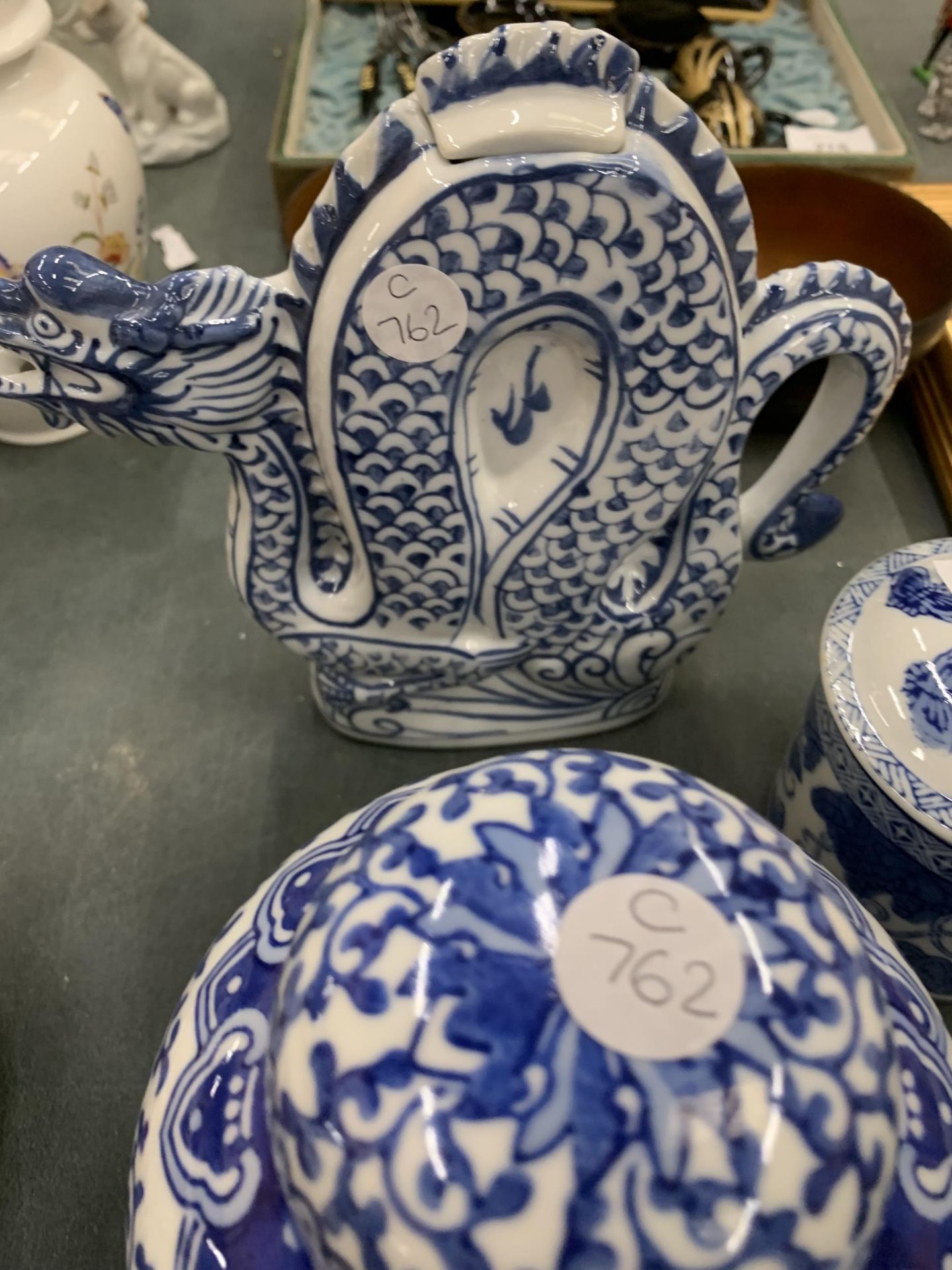 A MIXED LOT OF BLUE AND WHITE ITEMS - MODERN CHINESE GINGER JAR, DRAGON ETC - Image 4 of 4