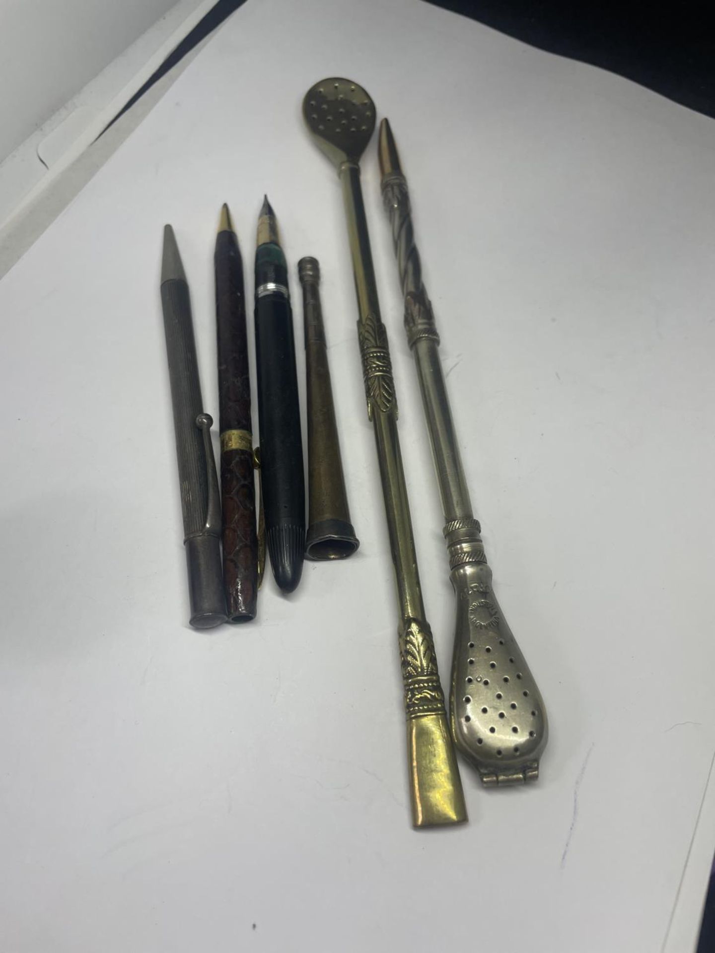 VARIOUS VINTAGE ITEMS TO INCLUDE A ALPACO INDUSTRIA ARGENTINA STRAW, A FURTHER EXAMPLE, THREE PENS