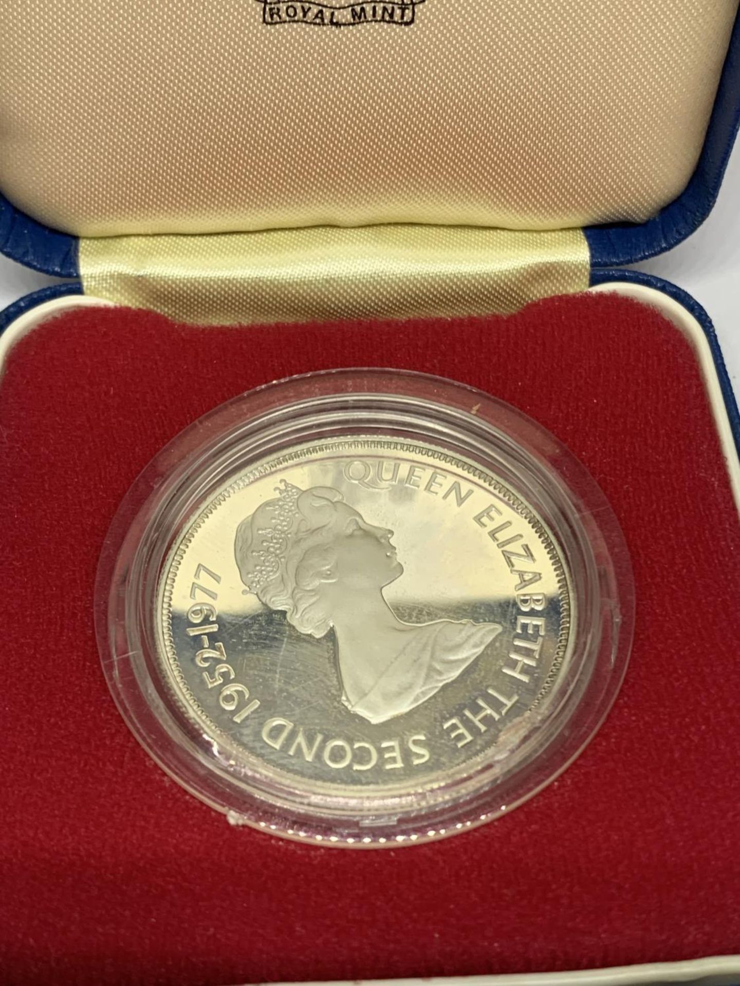 AN ELIZABETH II GIBRALTAR TWENTY FIVE PENCE PROOF COIN IN A PRESENTATION BOX - Image 2 of 3