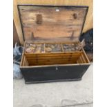 A LARGE VINTAGE WOODEN JOINERS CHEST WITH FITTED INTERIOR DRAWERS AND A LARGE A ASSORTMENT OF