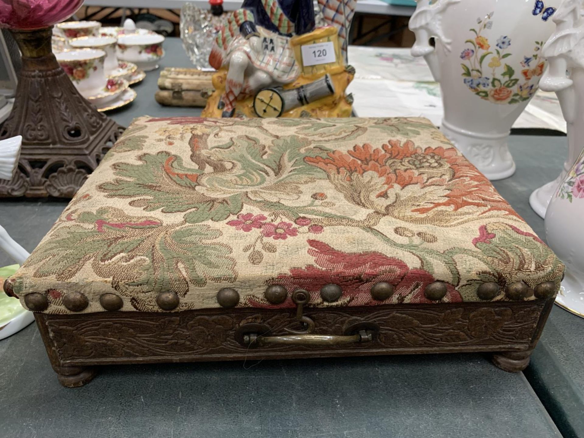 A VINTAGE MAHOGANY FOOTSTOOL WITH LIFT UP LID AND BUN FEET, HEIGHT 8 CM, WIDTH 28CM, DEPTH 25CM