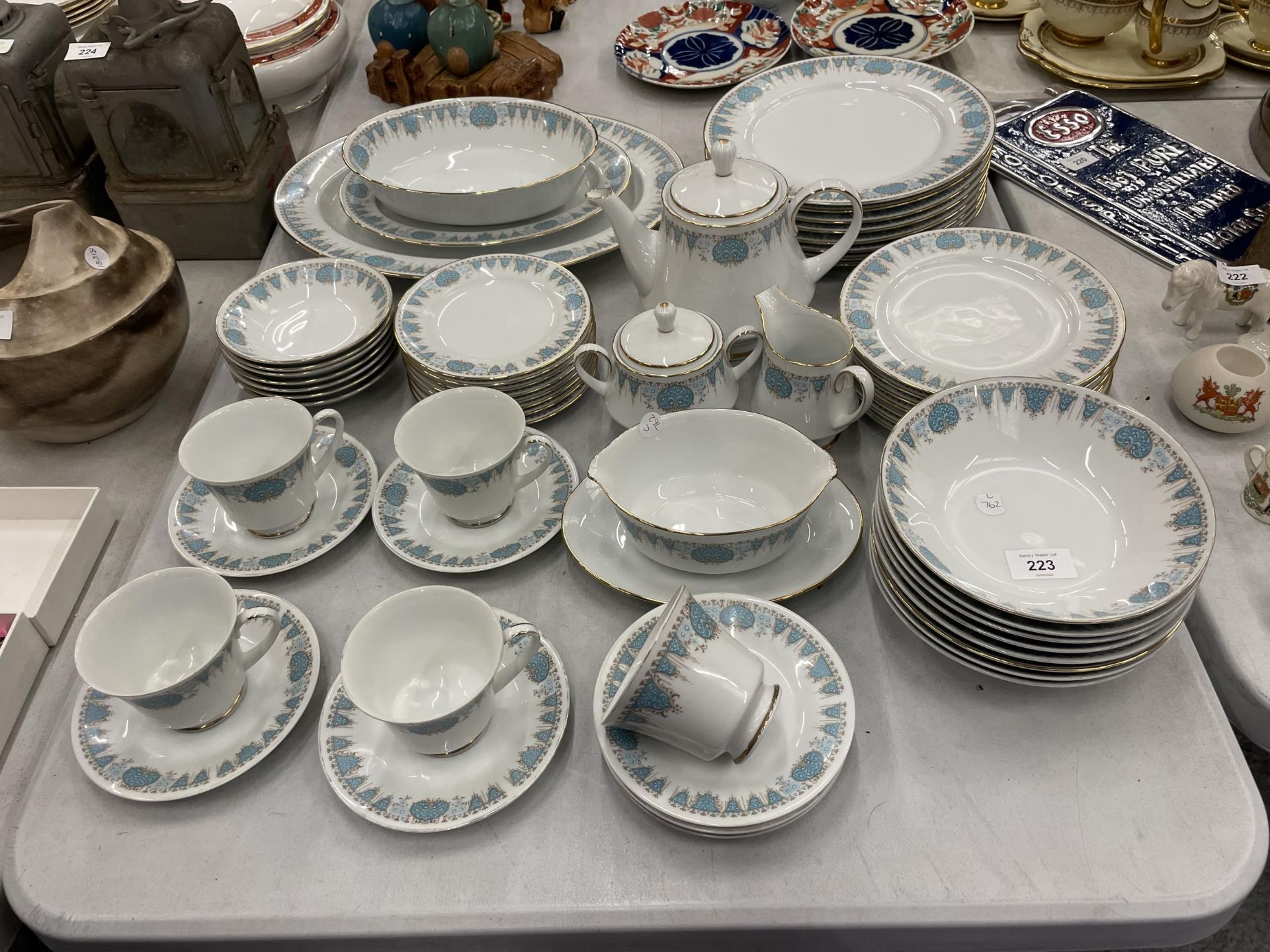 A NORITAKE JAPANESE 'BLUETIDE' PATTERN TEA / DINNER SERVICE