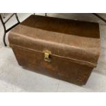 A LARGE VINTAGE METAL TRUNK WITH SIDE HANDLES WIDTH 77CM, HEIGHT 47CM, DEPTH 52CM