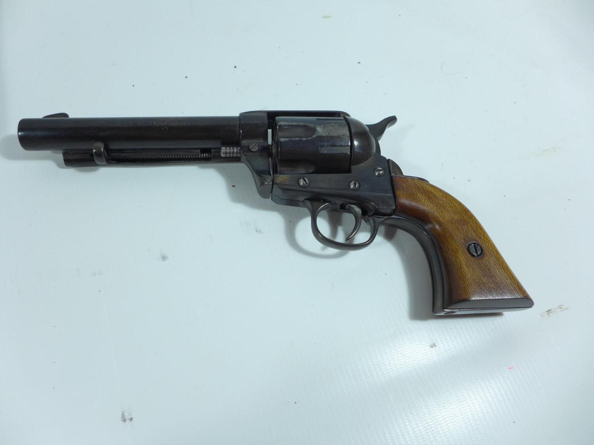 A CASED BLANK FIRING COLT SINGLE ACTION ARMY REVOLVER, 13.5CM BARREL, LENGTH 28CM, COMPLETE WITH - Bild 5 aus 8