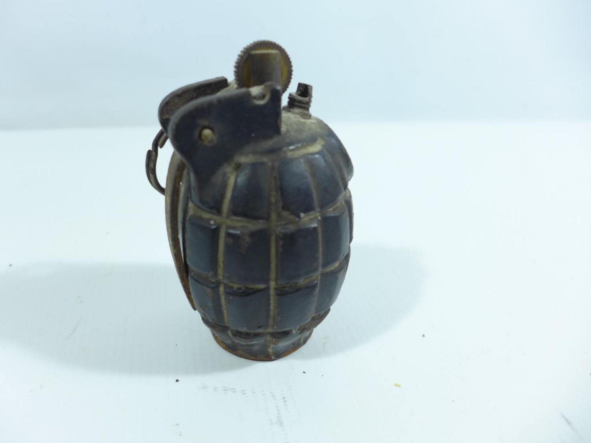 A WORLD WAR II PERIOD GRENADE MADE INTO A LIGHTER, HEIGHT 10CM - Image 3 of 5