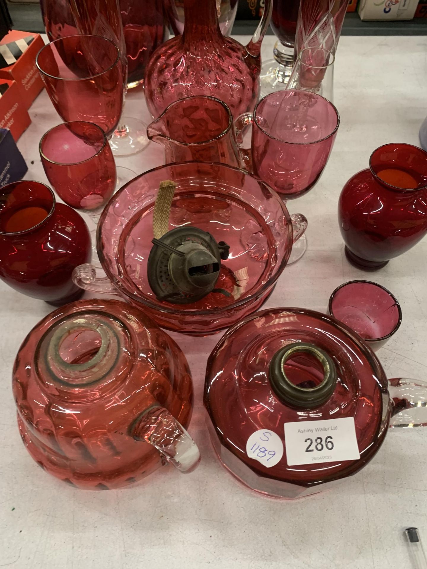 A MIXED GROUP OF VINTAGE CRANBERRY GLASS, JUGS, LARGE VASE ETC - Image 2 of 3