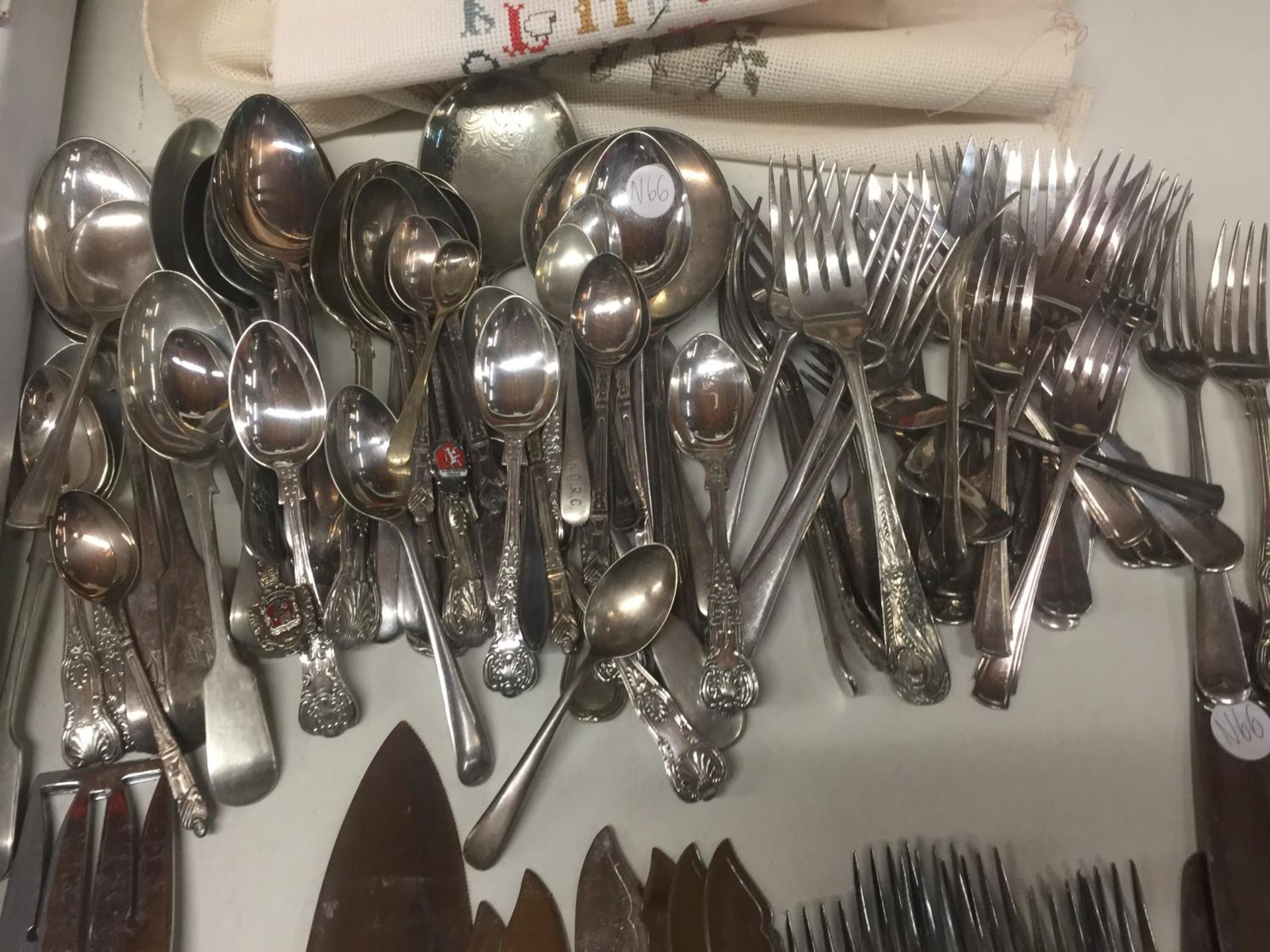 A LARGE AMOUNT OF FLATWARE TO INCLUDE KNIVES, FORKS, SPOONS, SERVERS, ETC - Image 3 of 4
