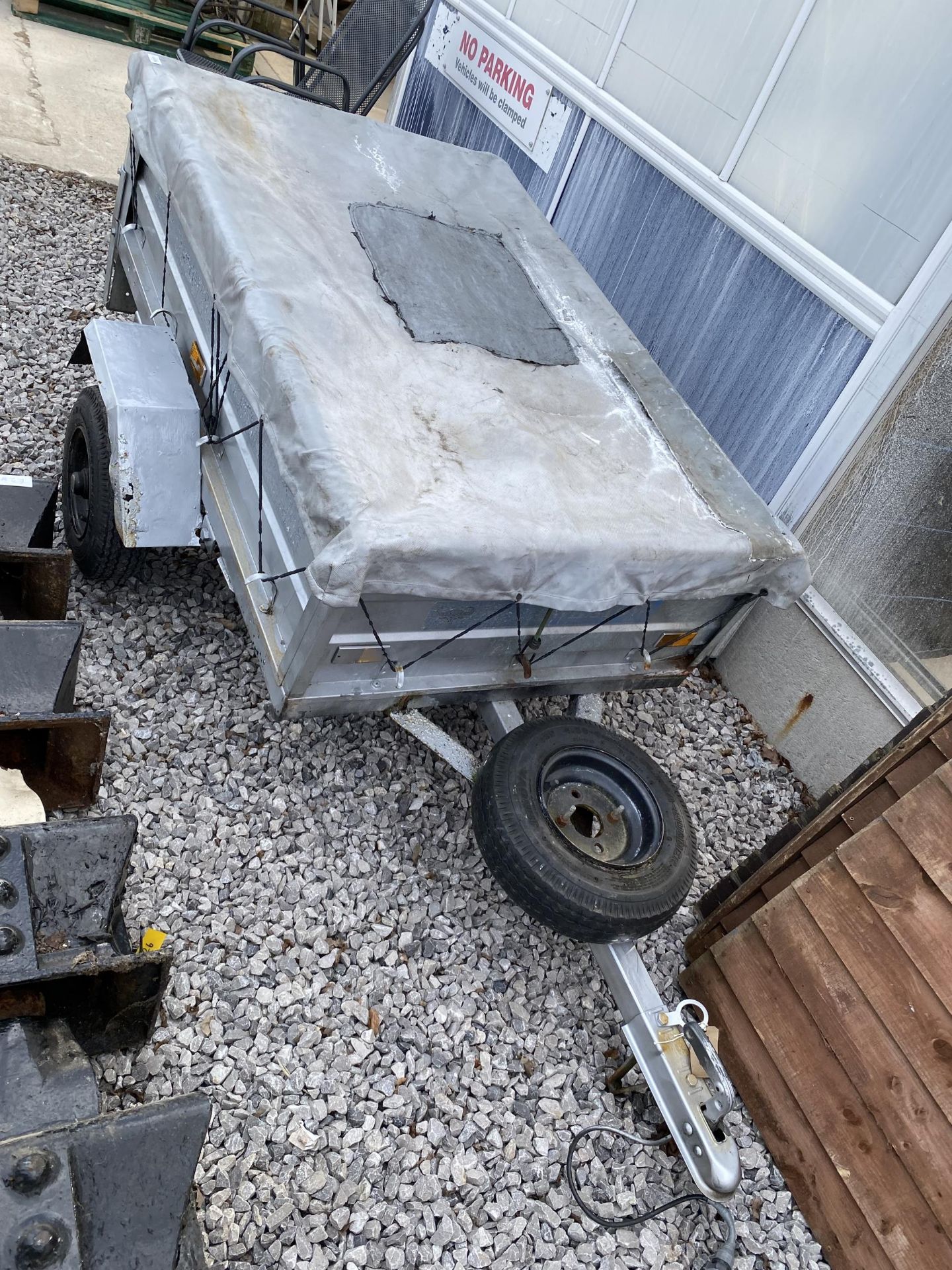 A SMALL METAL CAR TRAILER AND COVER - Image 2 of 2