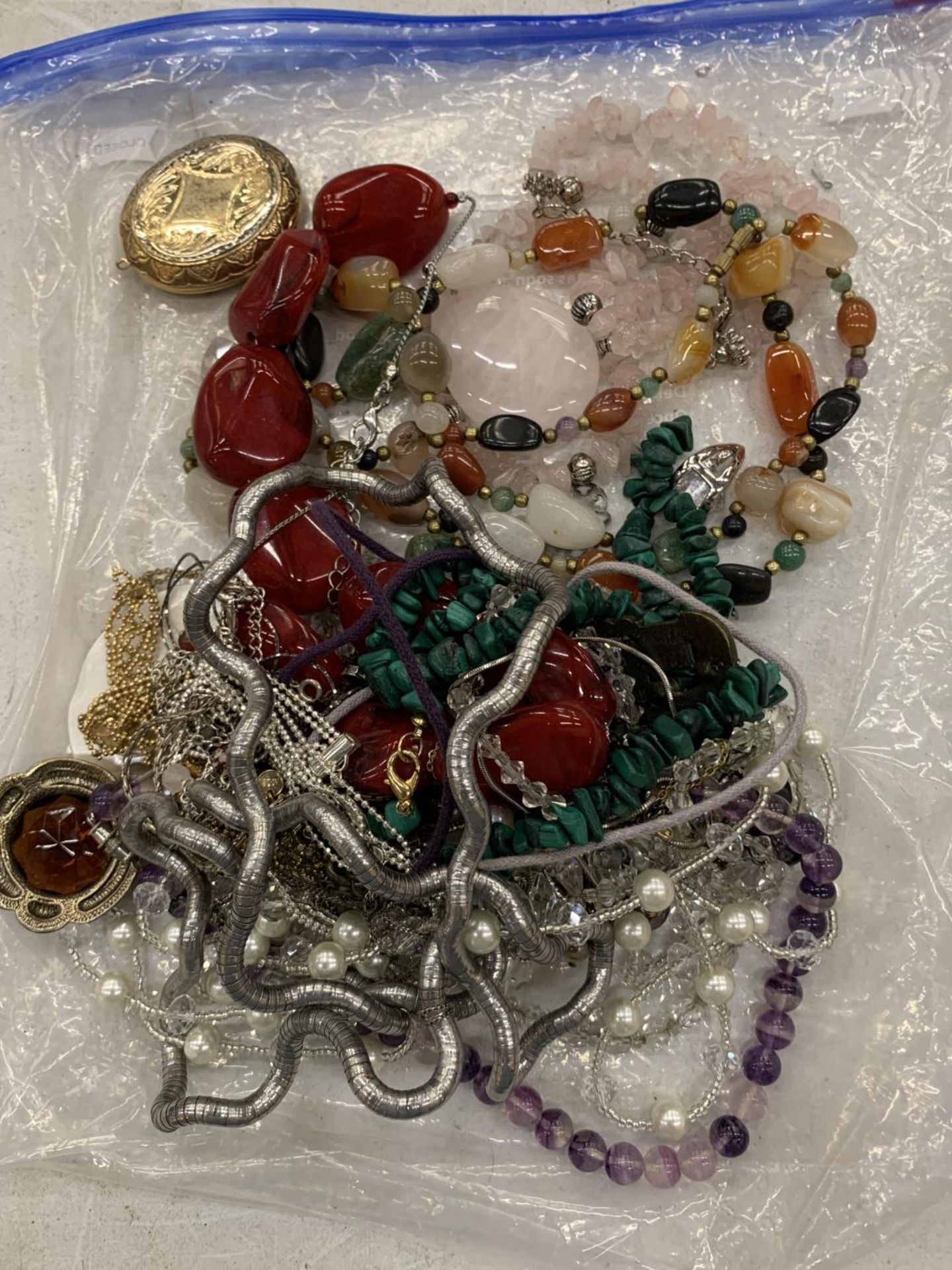 A QUANTITY OF COSTUME JEWELLERY TO INCLUDE NECKLACES, ETC