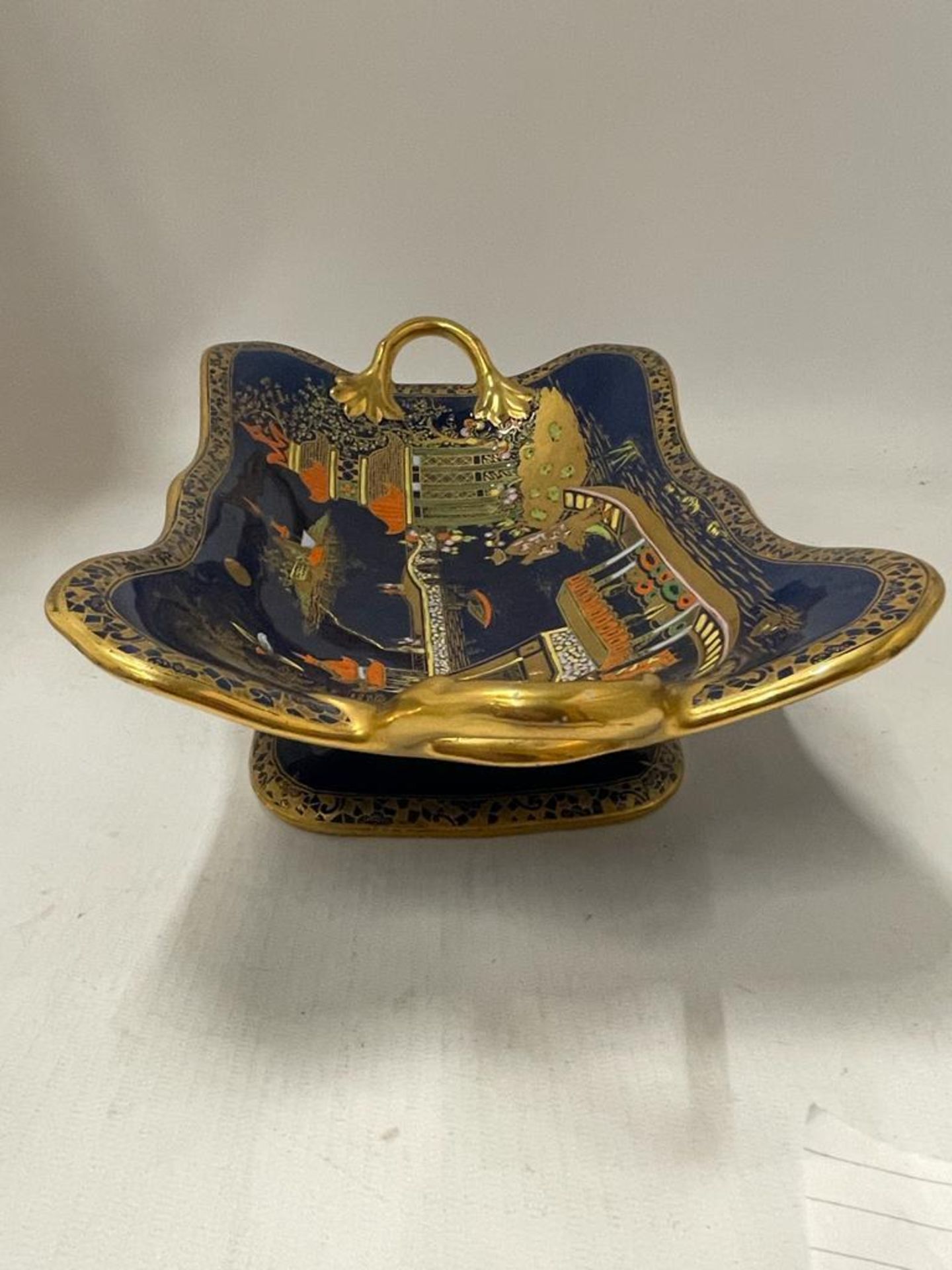 A CARLTON WARE TWIN HANDLED PEDESTAL BOWL DECORATED IN THE 'MIKADO' PATTERN WITH GILT DESIGN ON A - Image 3 of 6