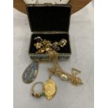 A SMALL ORNATE BOX WITH 'JEWEL' DECORATIONS CONTAINING A SMALL QUANTITY OF COSTUME JEWELLERY