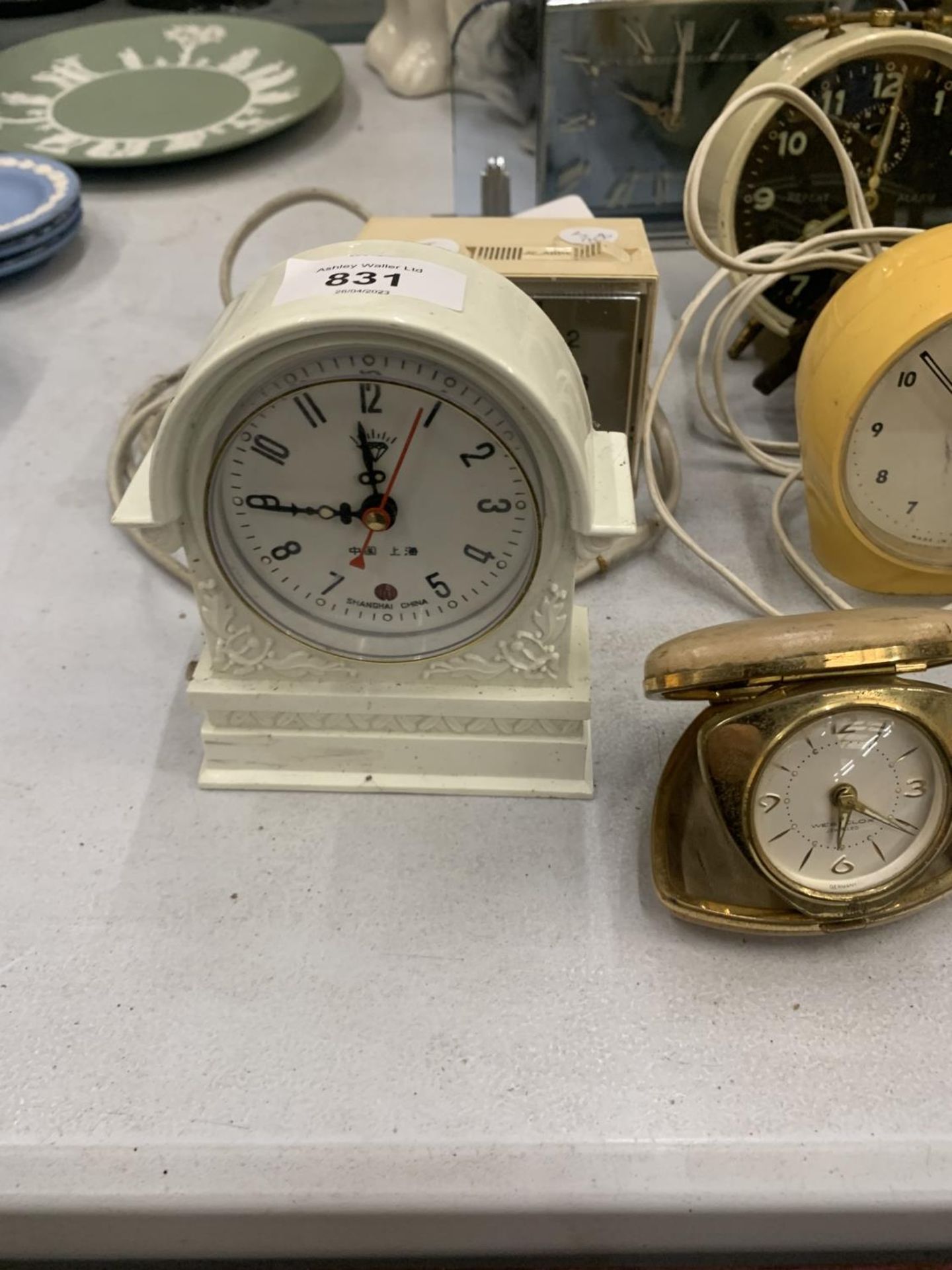 A QUANTITY OF VINTAGE MANTLE AND ALARM CLOCKS - Image 2 of 3