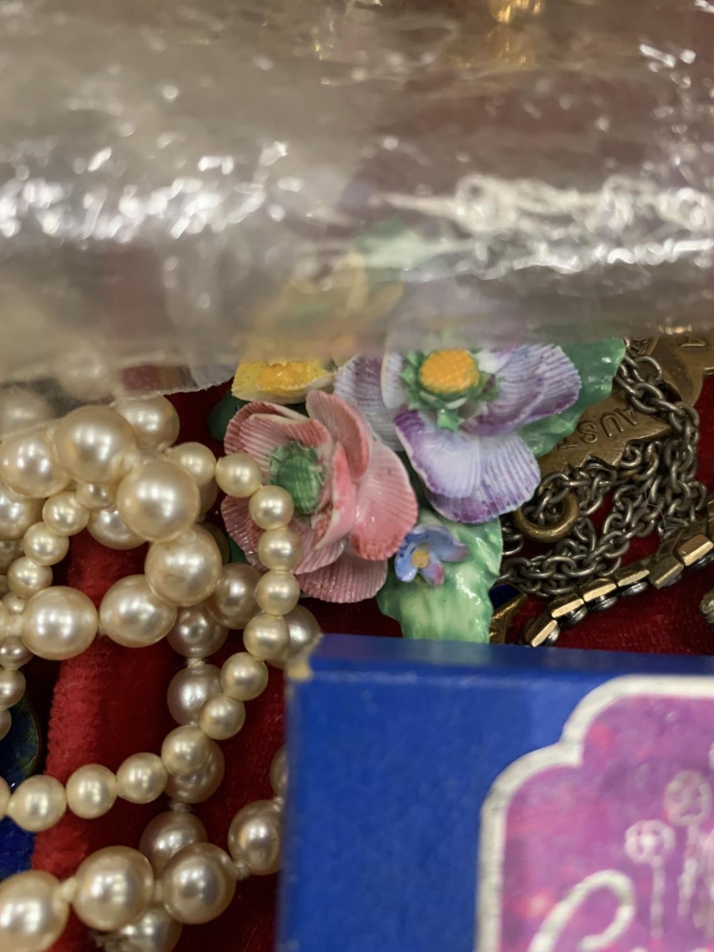 A QUANTITY OF COSTUME JEWELLERY TO INCLUDE BROOCHES, EARRINGS, WATCHES, NECKLACES, BADGES, ETC - Image 4 of 5