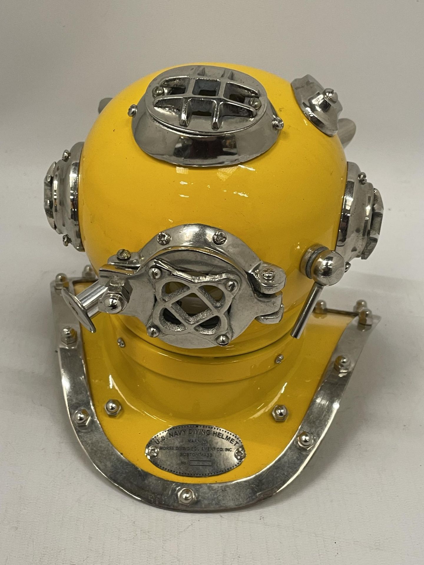 A SMALL YELLOW METAL DIVERS HELMET, HEIGHT 19CM