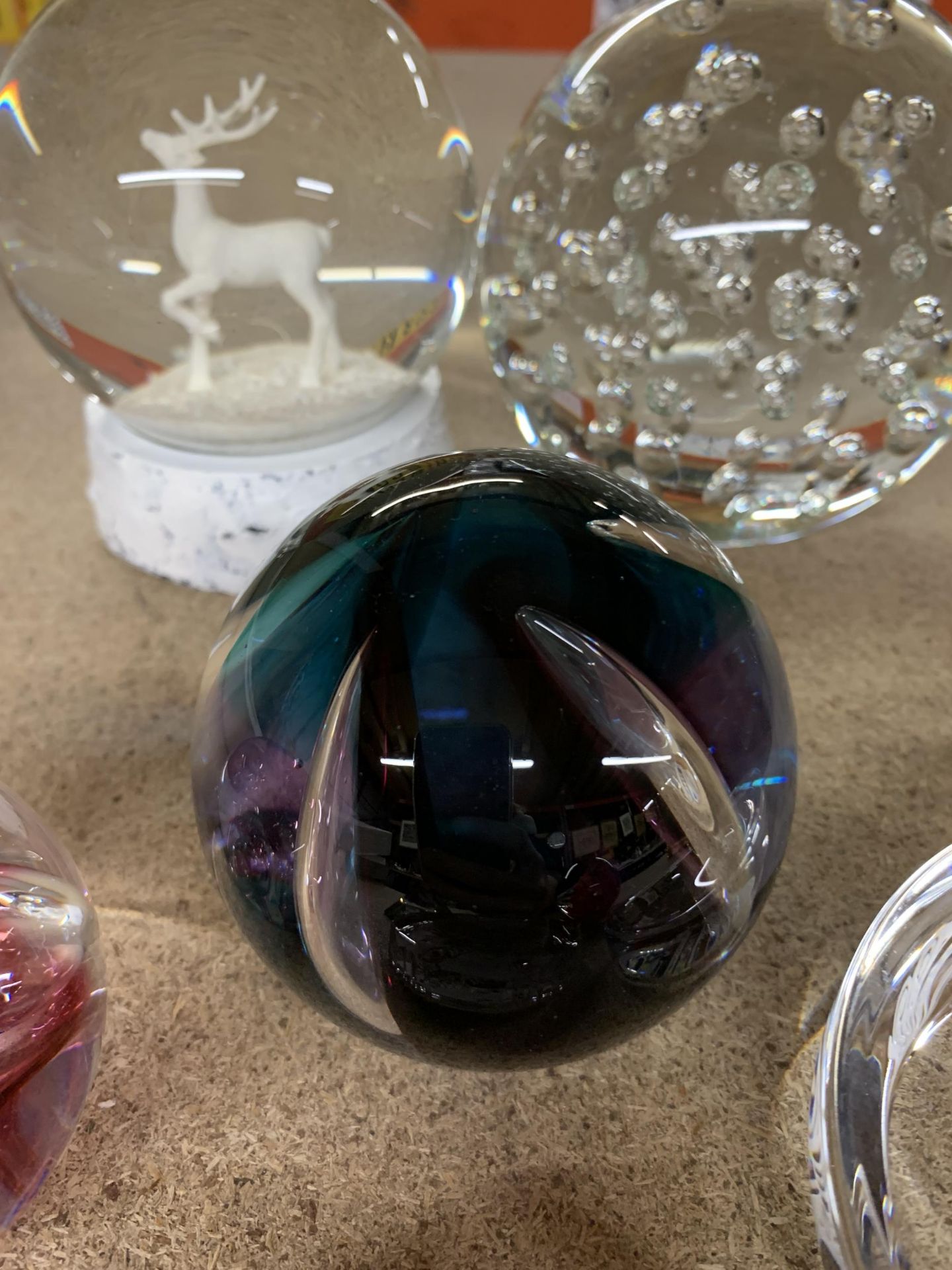 A COLLECTION OF EIGHT VINTAGE GLASS PAPERWEIGHTS - Image 3 of 6