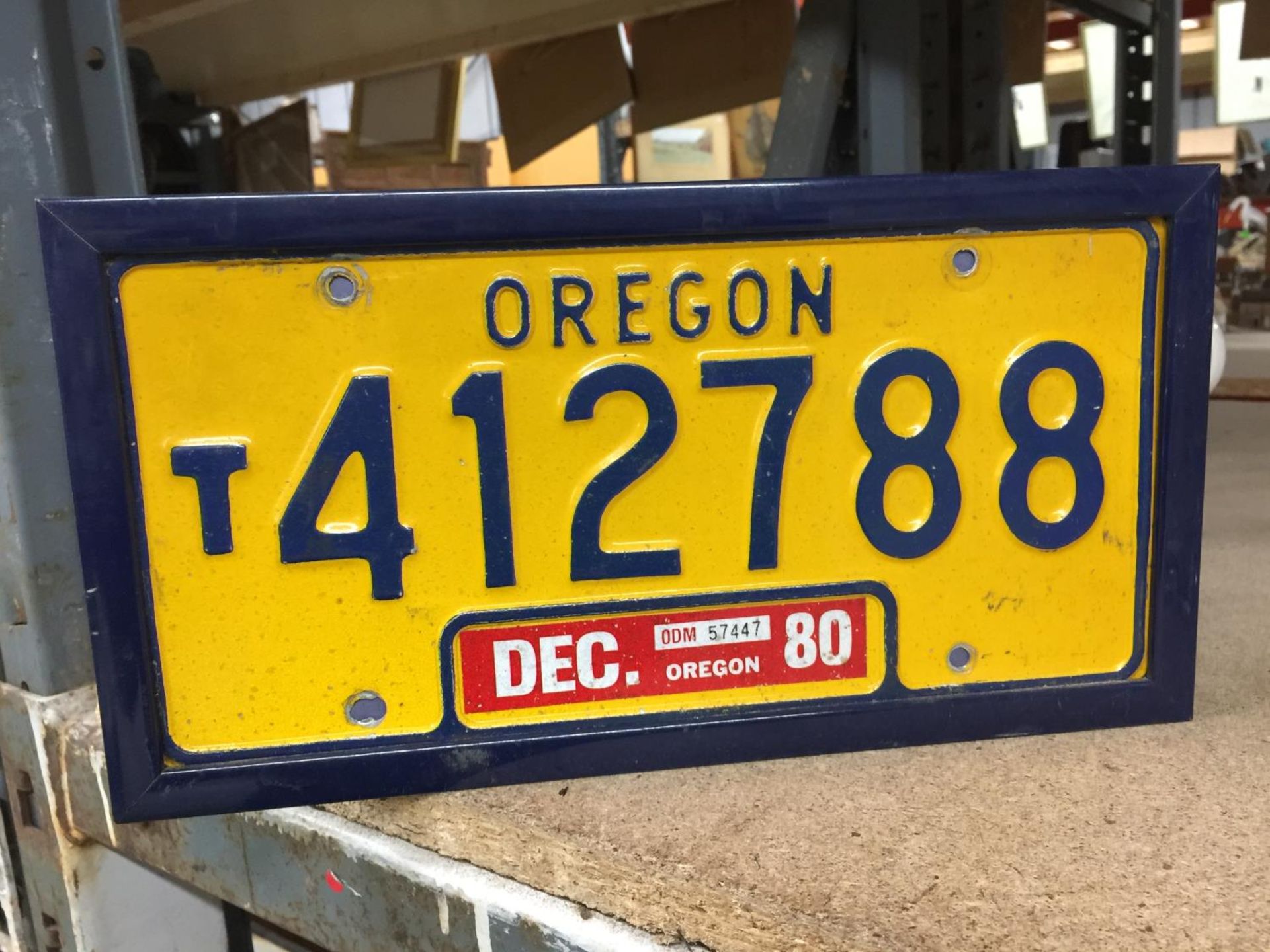 TWO VINTAGE AMERICAN CAR REGISTRATION PLATES - CALIFORNIA AND OREGON - IN FRAMES - Image 3 of 4