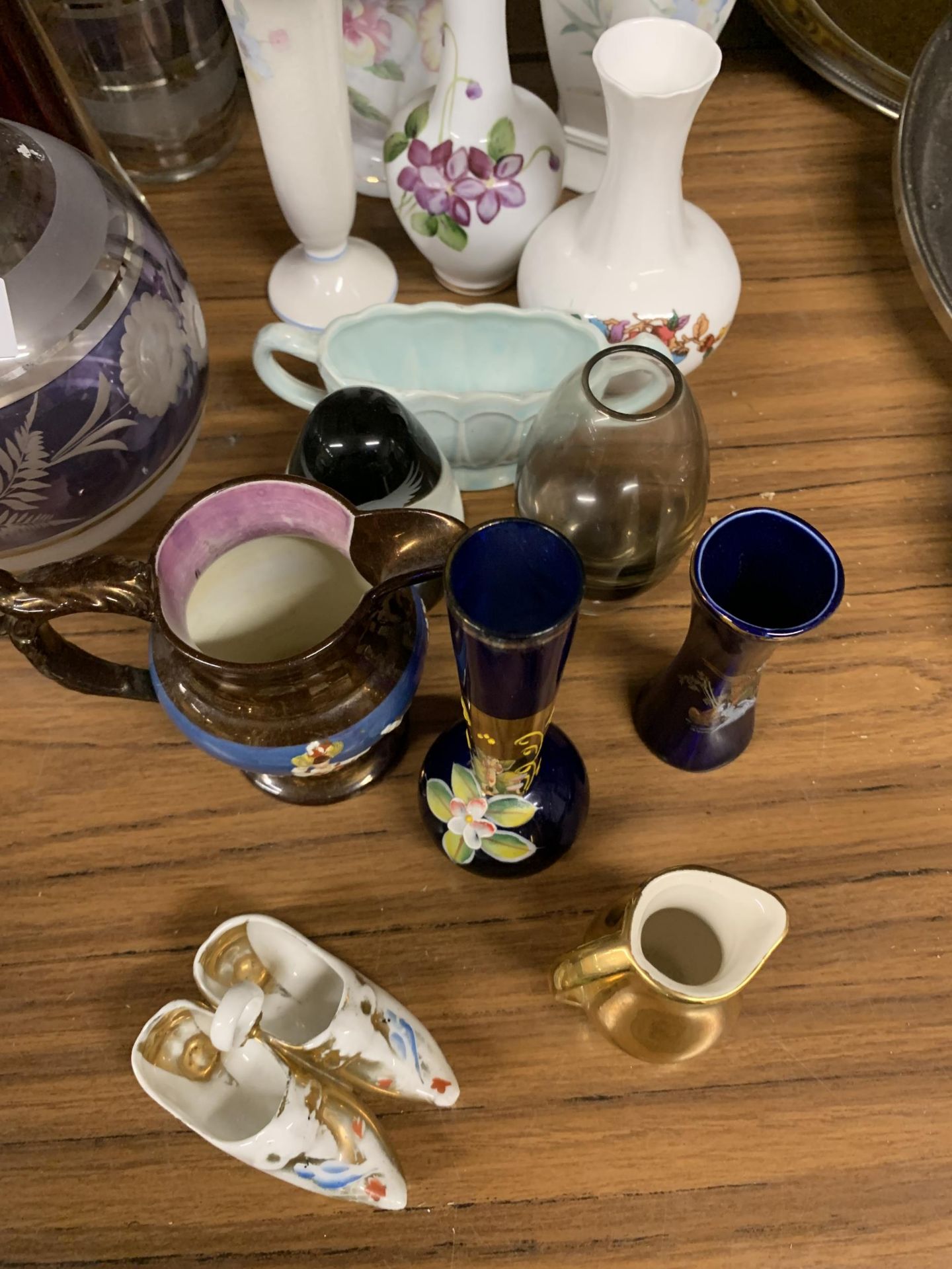 A MIXED COLLECTION OF CERAMIC AND GLASS ITEMS TO INCLUDE VASES, JUGS, ETC - Image 3 of 7