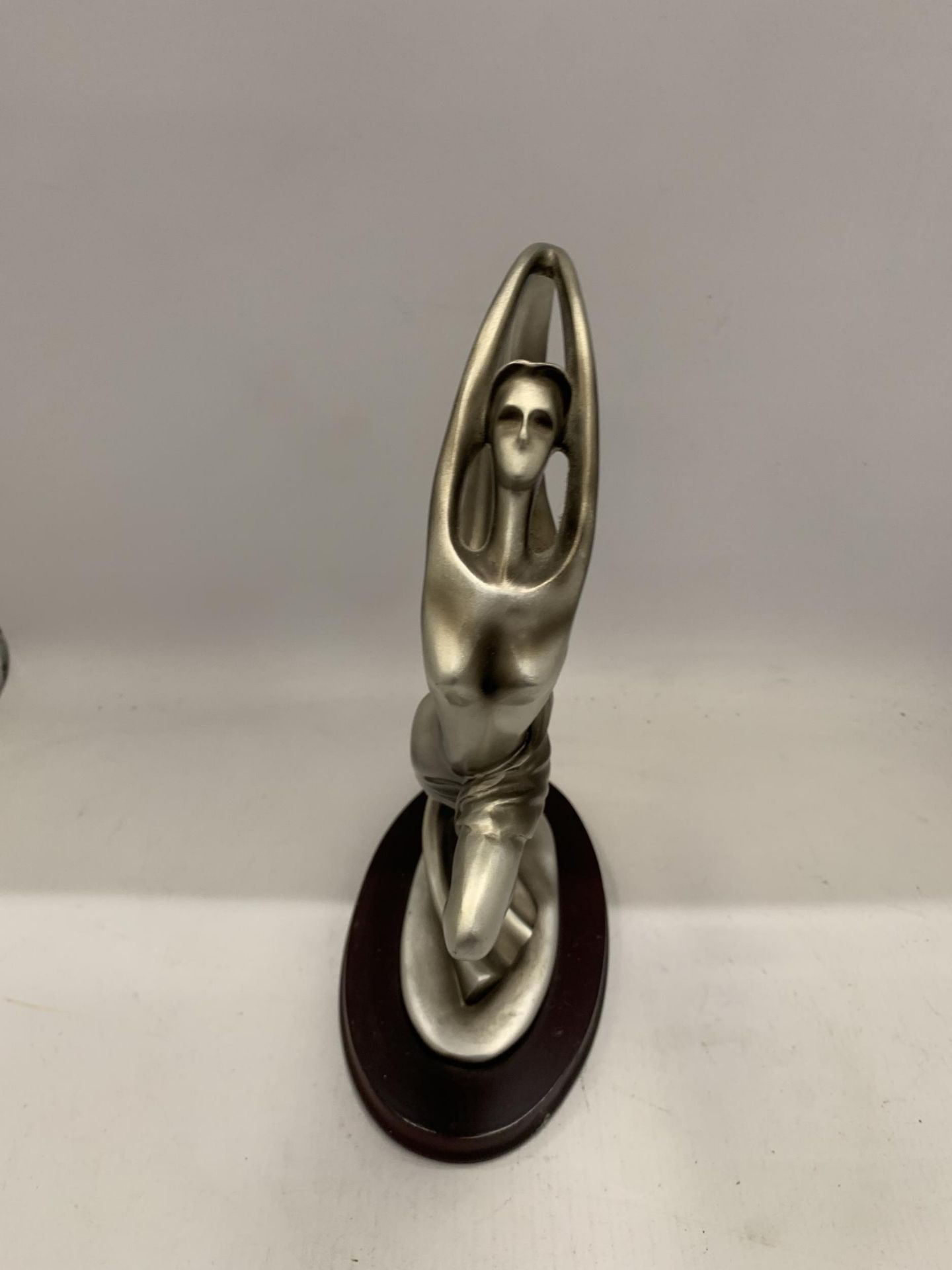 AN ART DECO STYLE FIGURE - Image 2 of 3