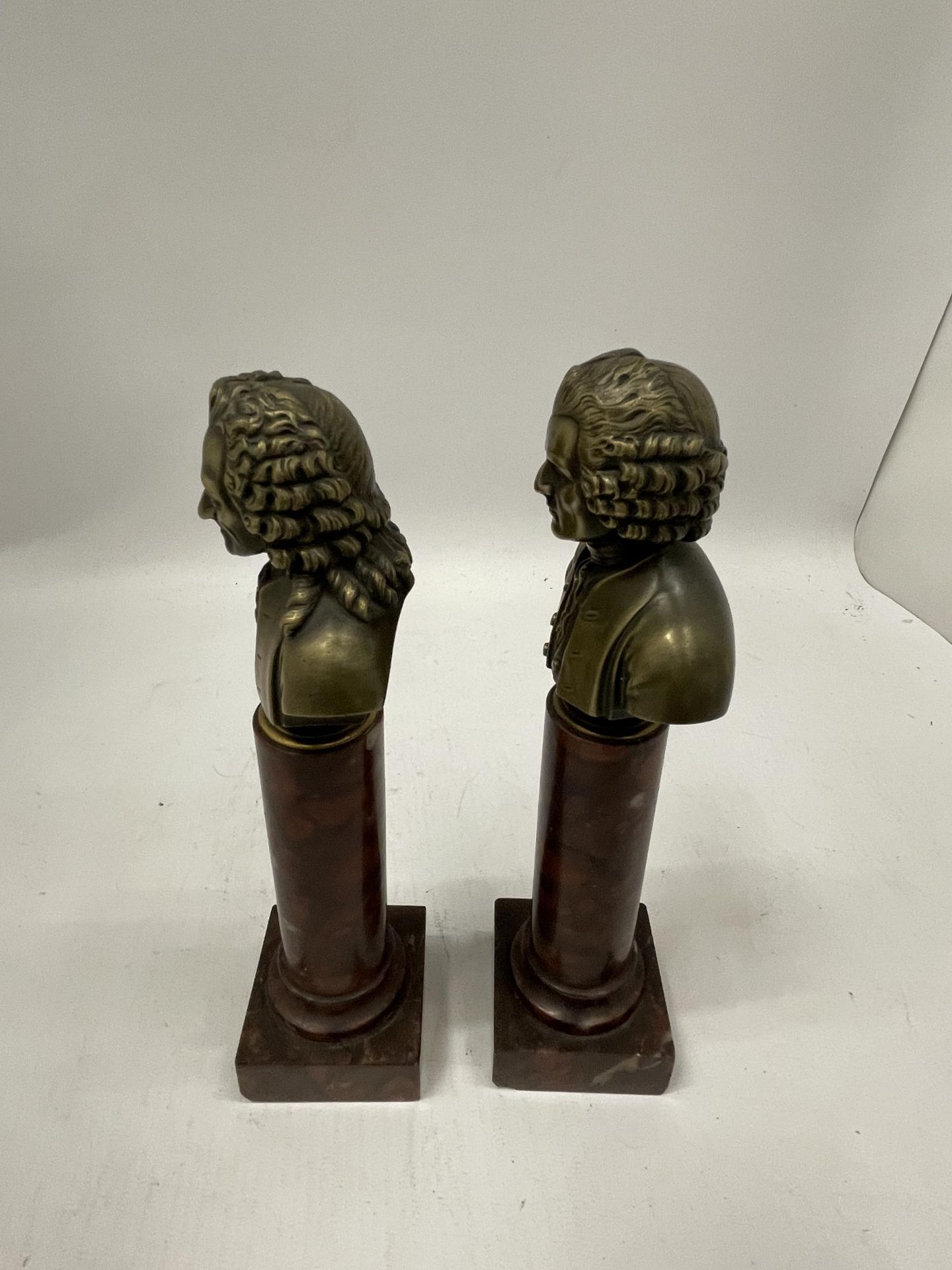 A PAIR OF FRENCH BRONZE BUSTS OF MOLIERE (1639 - 1699) AND ROUSSEAU (1712 -1778) EACH ON A SOCLE AND - Image 2 of 8