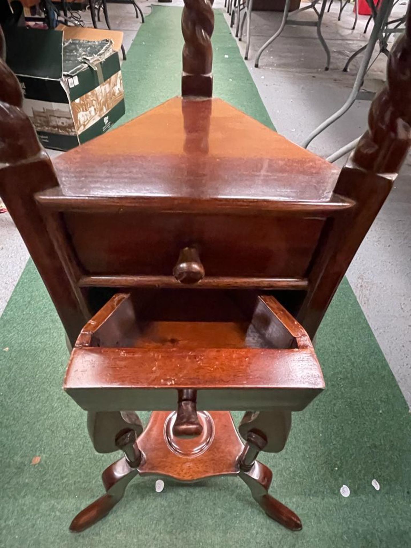 A HARDWOOD JARDINIERE STAND WITH BARLEY TWIST COLUMN SUPPORTS, TWO DRAWERS AND LOWER SHELF - Image 2 of 4