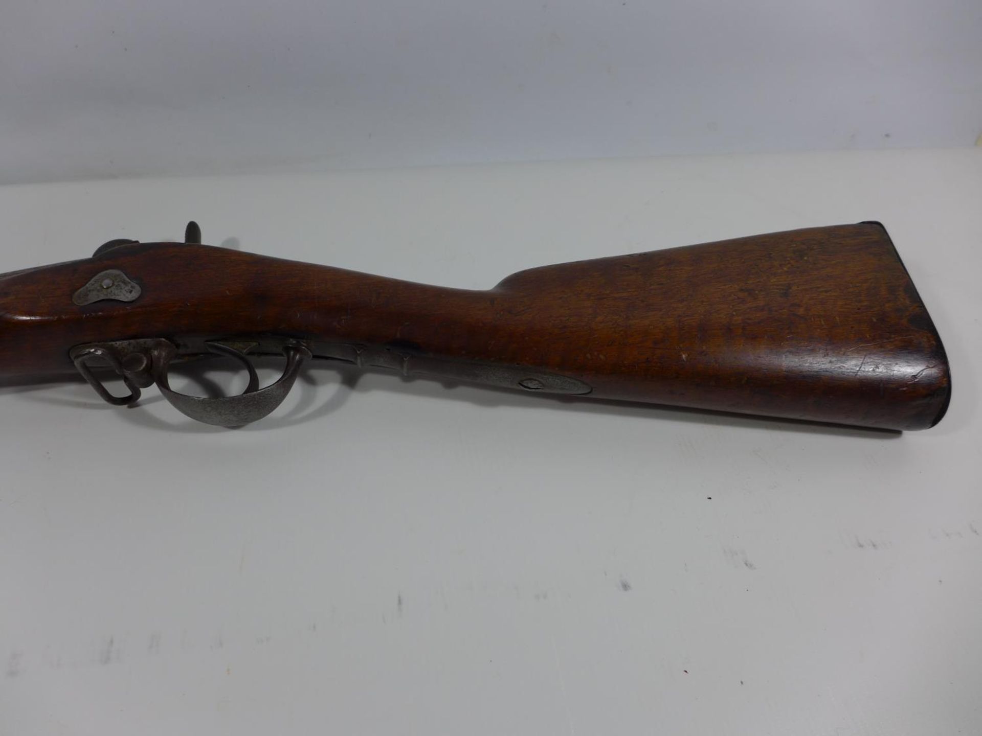 A FRENCH MID 19TH CENTURY ST ETIENNE PERCUSSION CAP SMOOTH BORE CARBINE, 60CM BARREL, LENGTH 101CM - Bild 5 aus 8