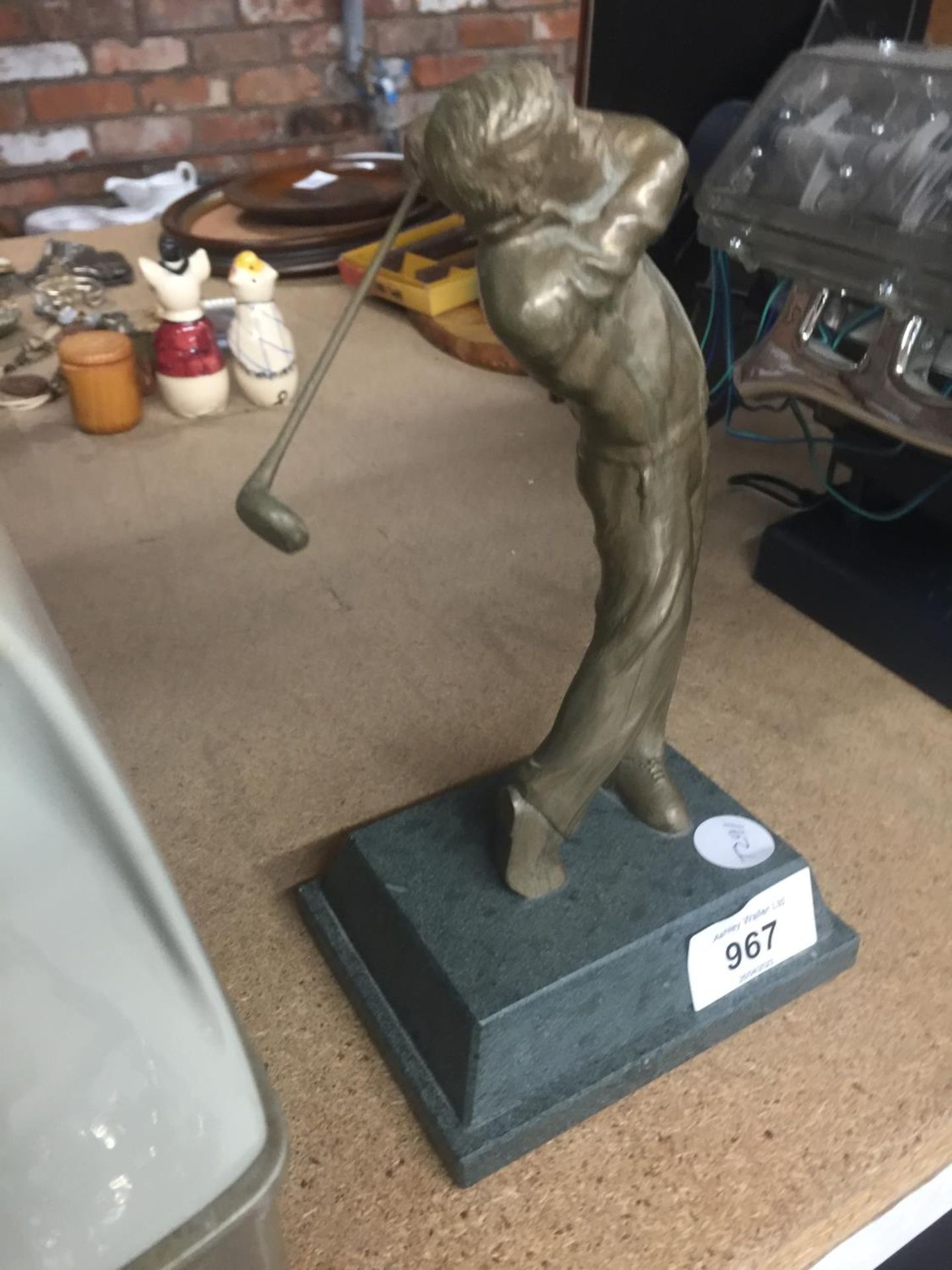 A LIMITED EDITION 582 OF 1000 SCULPTURE BY IAN THOMAS COMMISSIONED BY FORD MOTOR COMPANY OF A GOLFER - Image 2 of 3