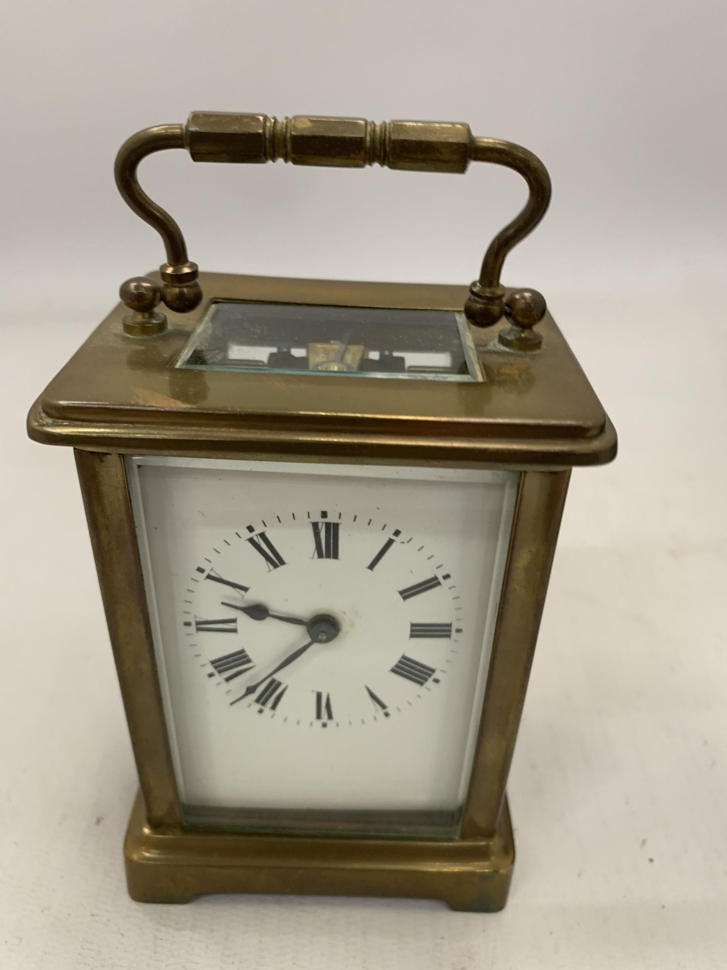 A FRENCH BRASS CASED CARRIAGE CLOCK IN ORIGINAL OUTER CASE WITH KEY - Image 2 of 6