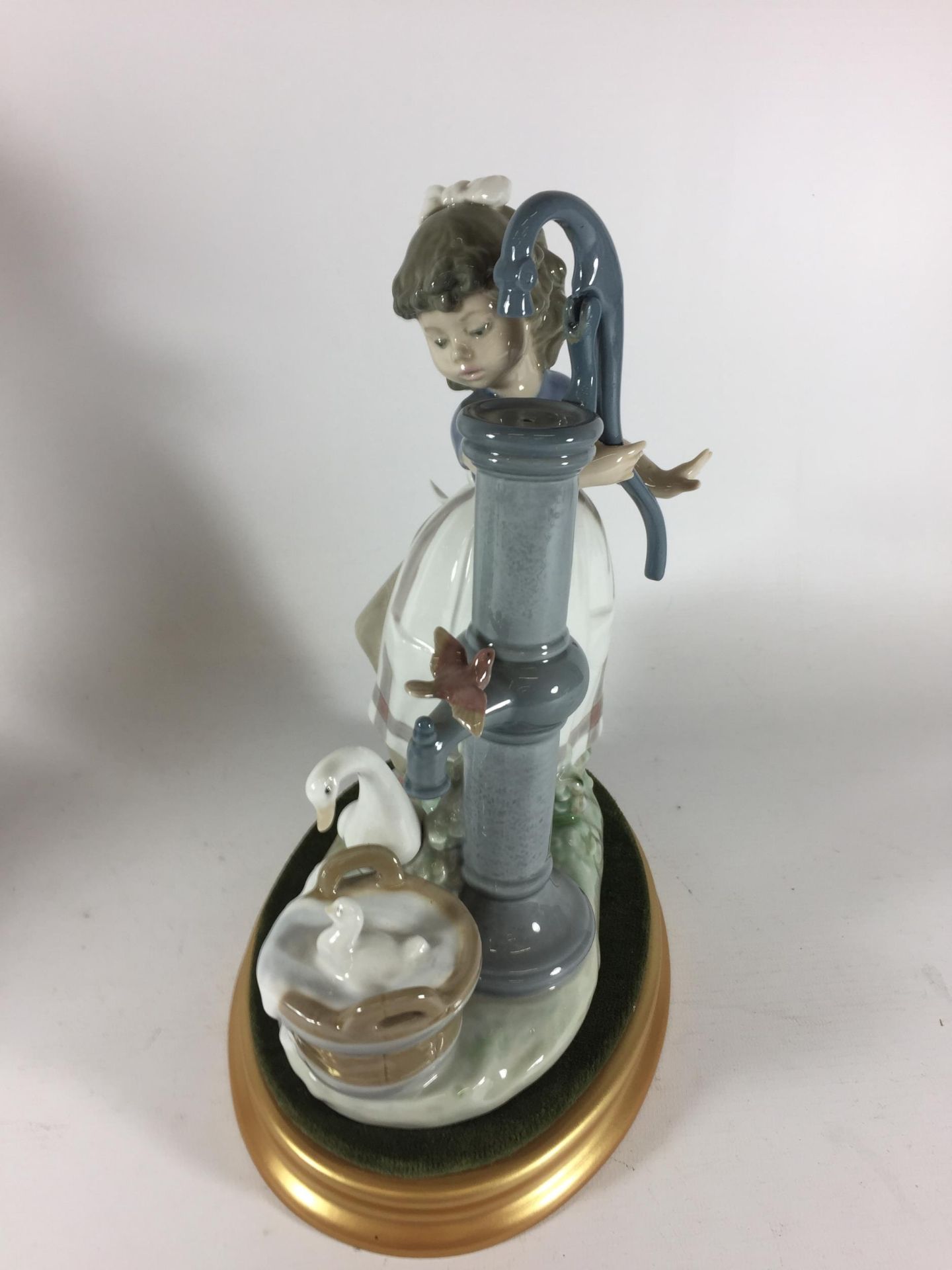 A LLADRO 'SUMMER ON A FARM' NO. 5285 FIGURE ON DISPLAY BASE - Image 2 of 4