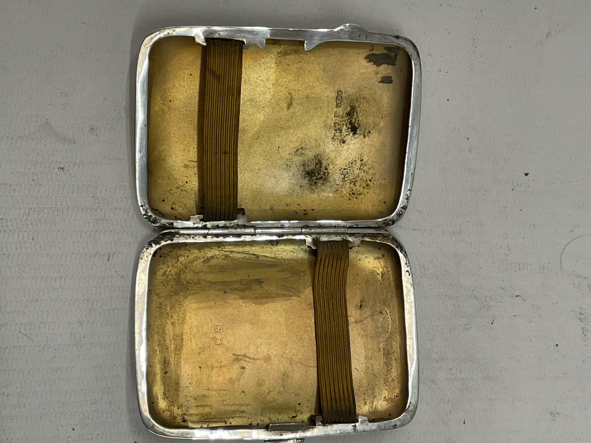 A BIRMINGHAM HALLMARKED SILVER CIGARETTE CASE, LENGTH 8CM - Image 3 of 6