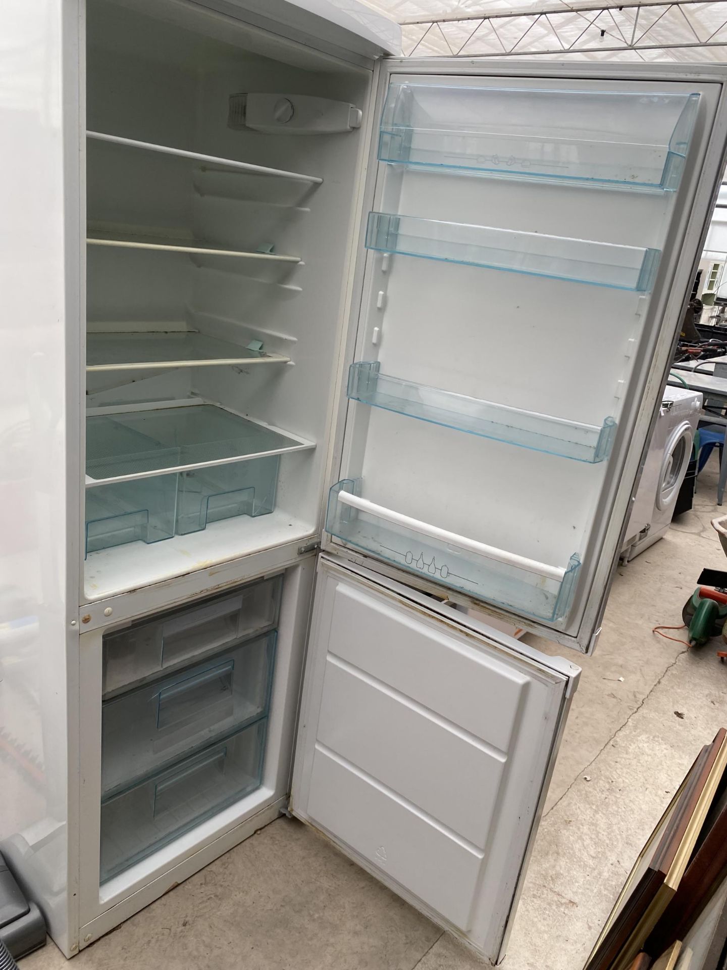 A WHITE ELECTROLUX UPRIGHT FRIDGE FREEZER - Bild 2 aus 2