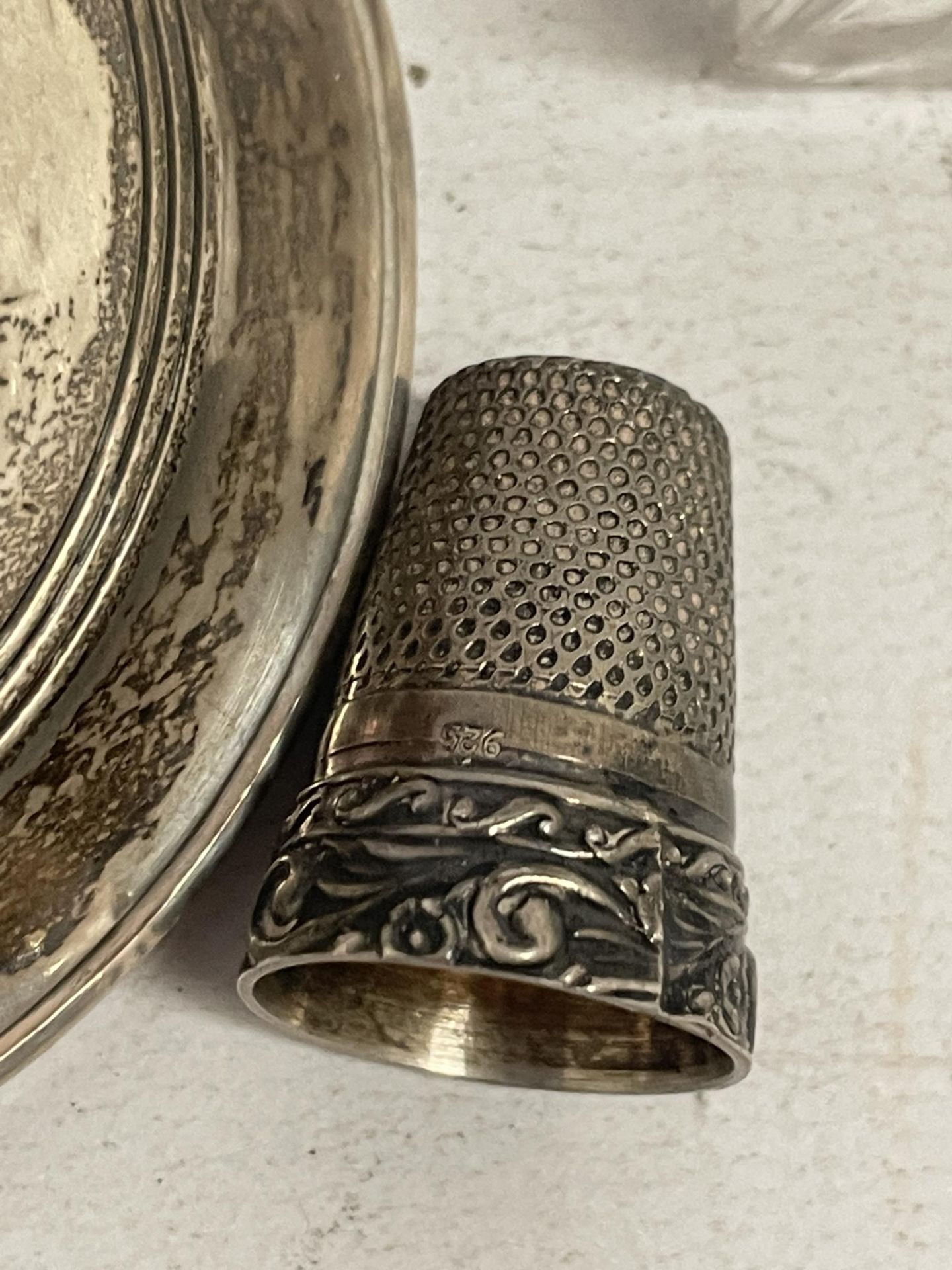 A MIXED LOT SILVER ITEMS, INKWELL (LID A/F), PERFUME BOTTLE AND THIMBLE - Image 4 of 4