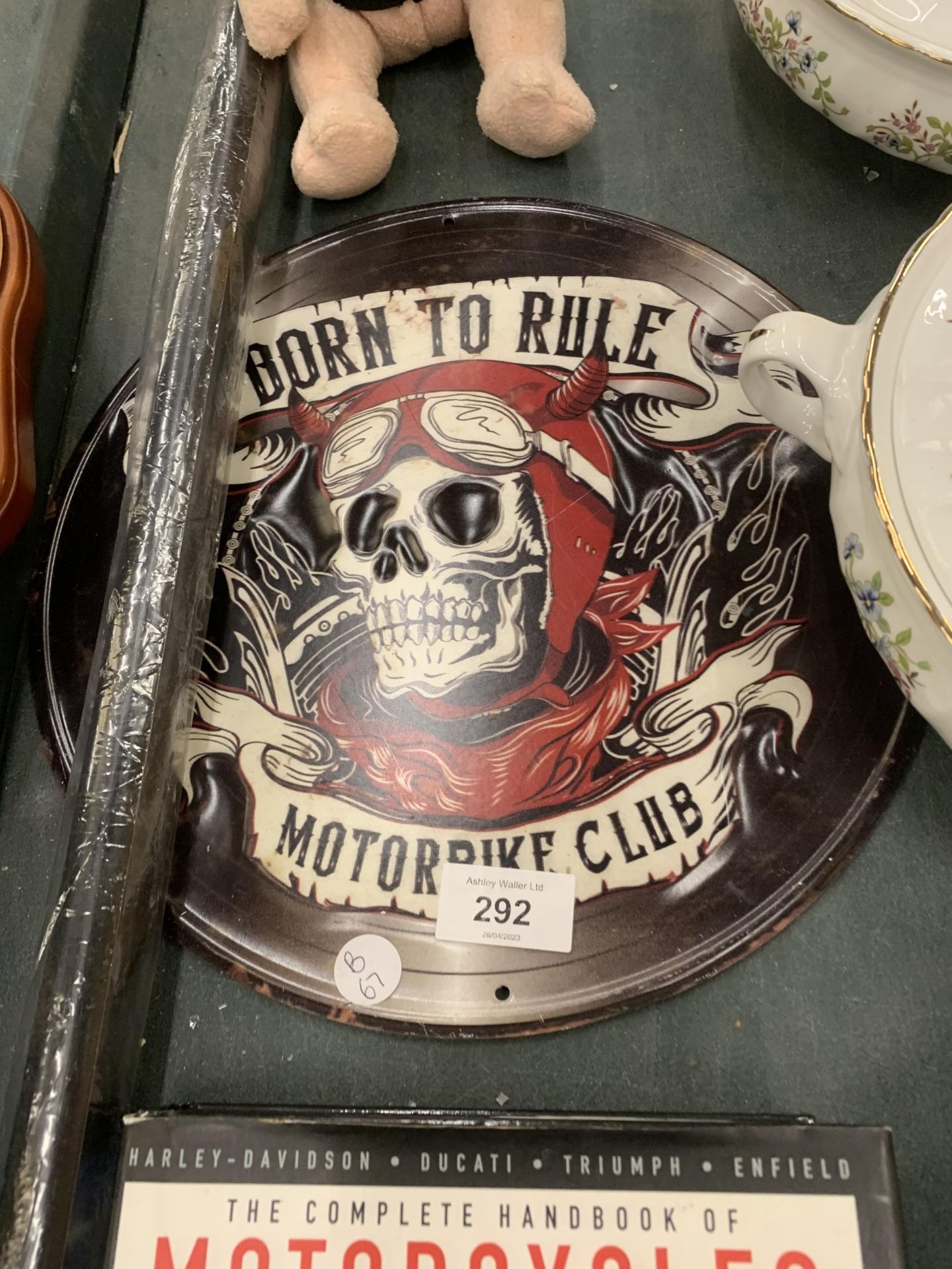 A MIXED LOT TO INCLUDE BORN TO RIDE MOTORBIKE METAL SIGN, MOTORCYCLE BOOK ETC - Image 3 of 4