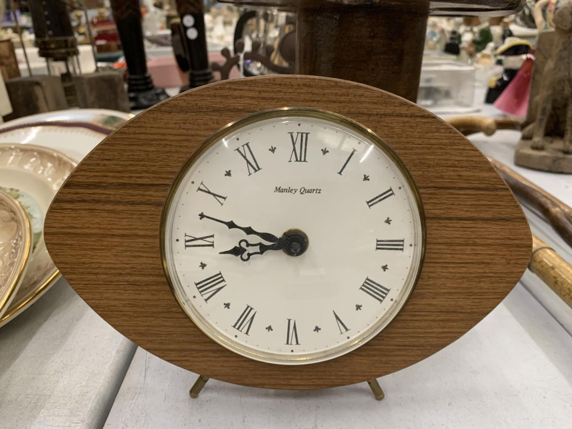 A VINTAGE MAHOGANY RUBBER STAMP STAND HEIGHT APPROX 36CM PLUS A MID CENTURY TEAK MANTLE CLOCK - Image 2 of 6